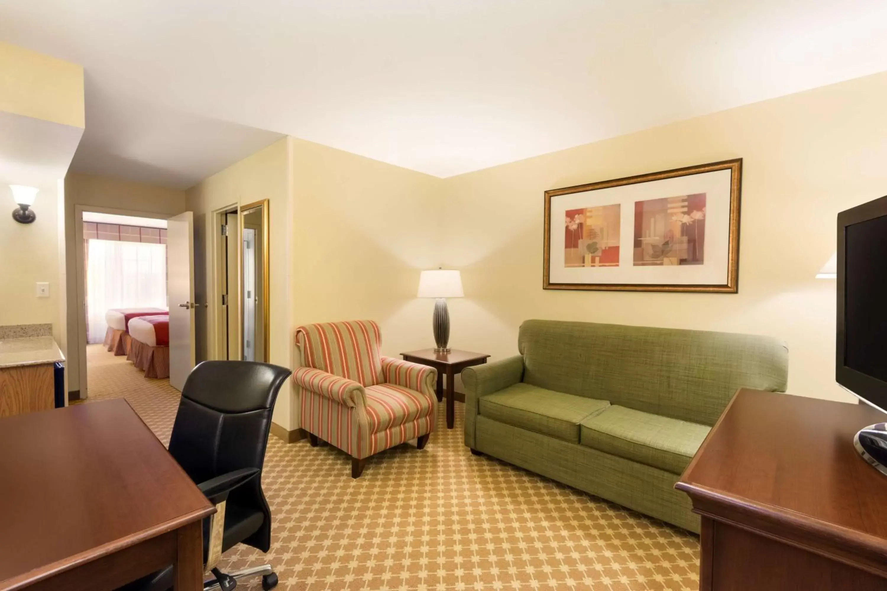 Photo of the whole room, Seating Area in Country Inn & Suites by Radisson, Covington, LA