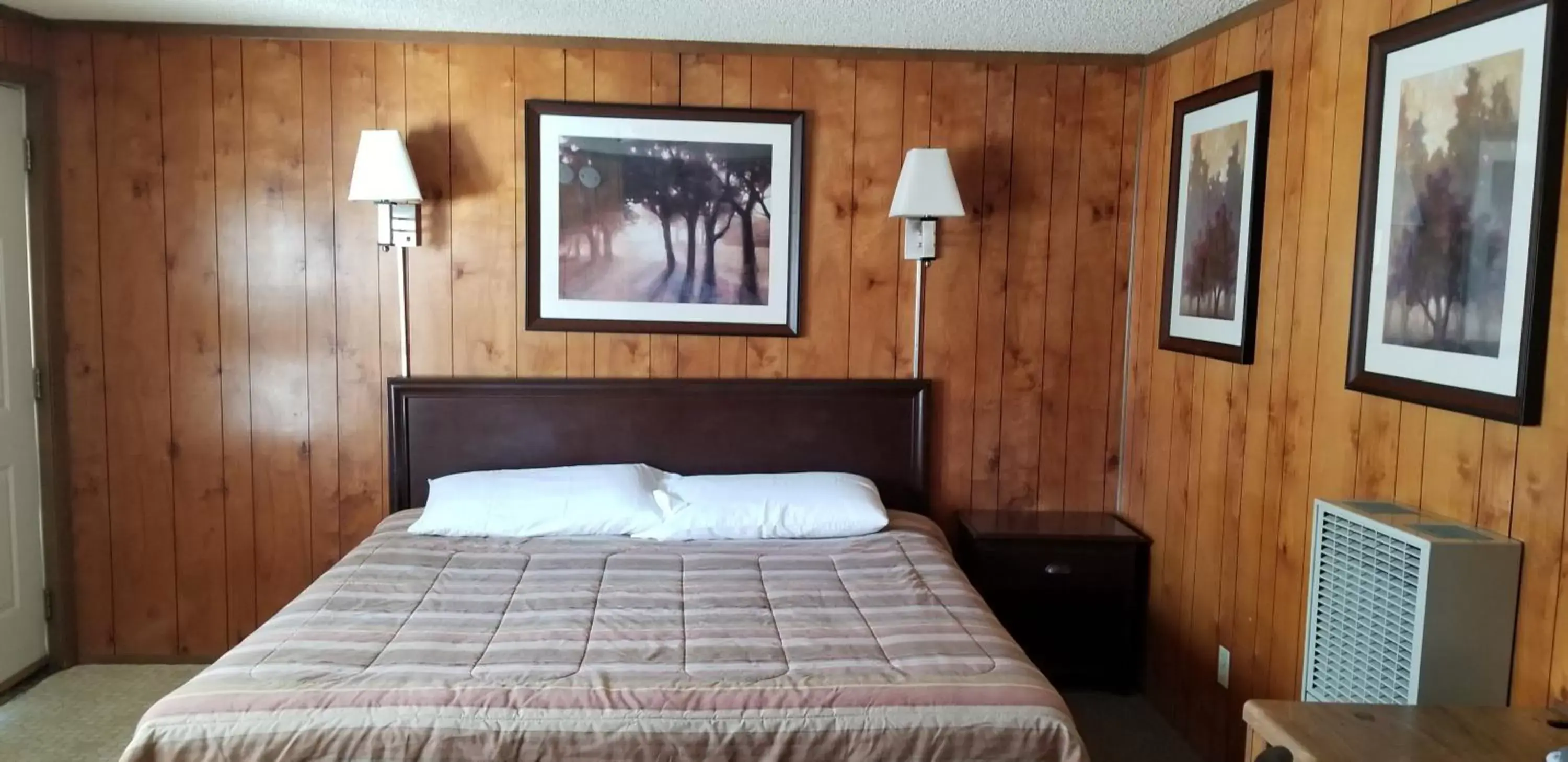 Bed in The Whispering Elms Motel