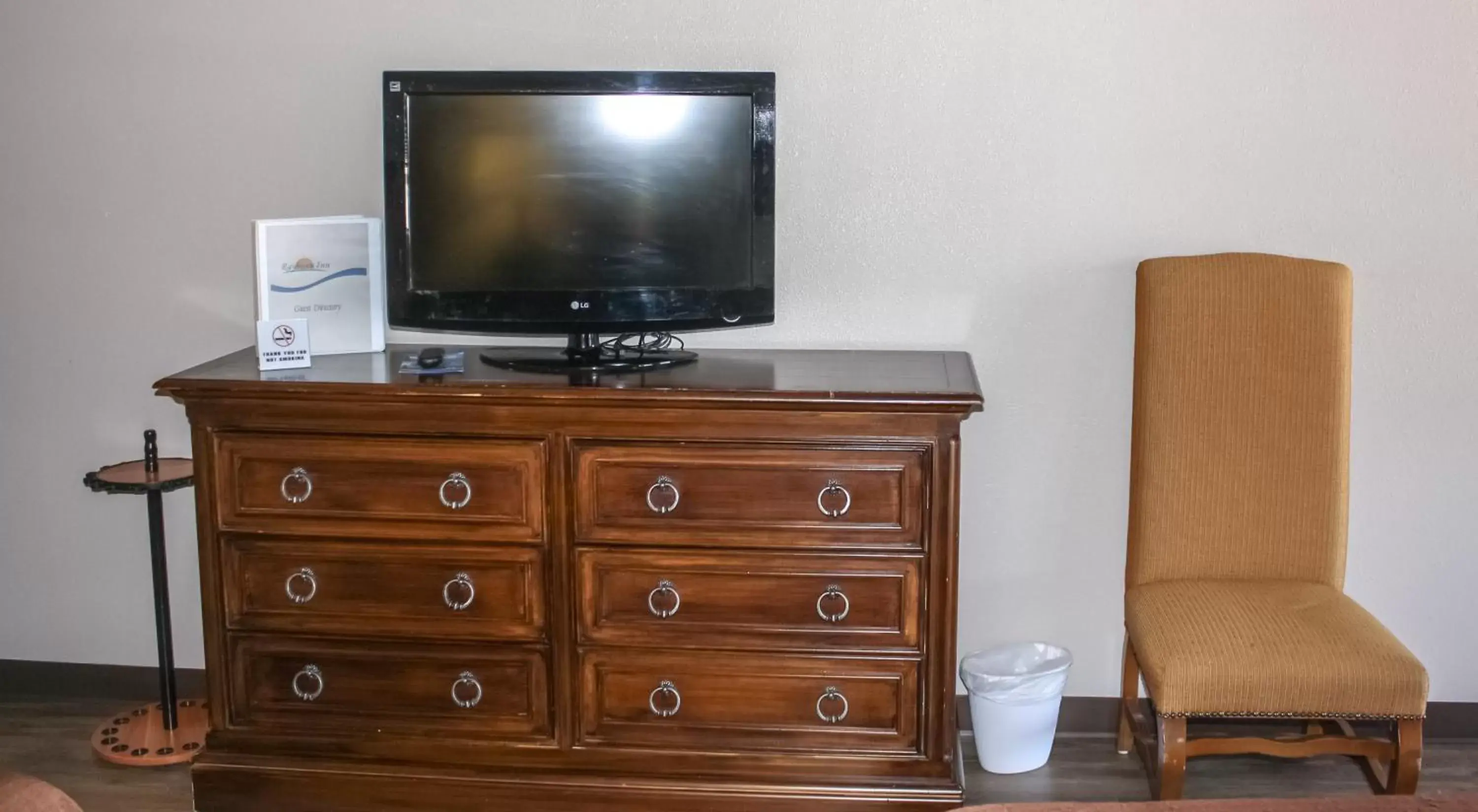 TV and multimedia, TV/Entertainment Center in Rayburn Inn