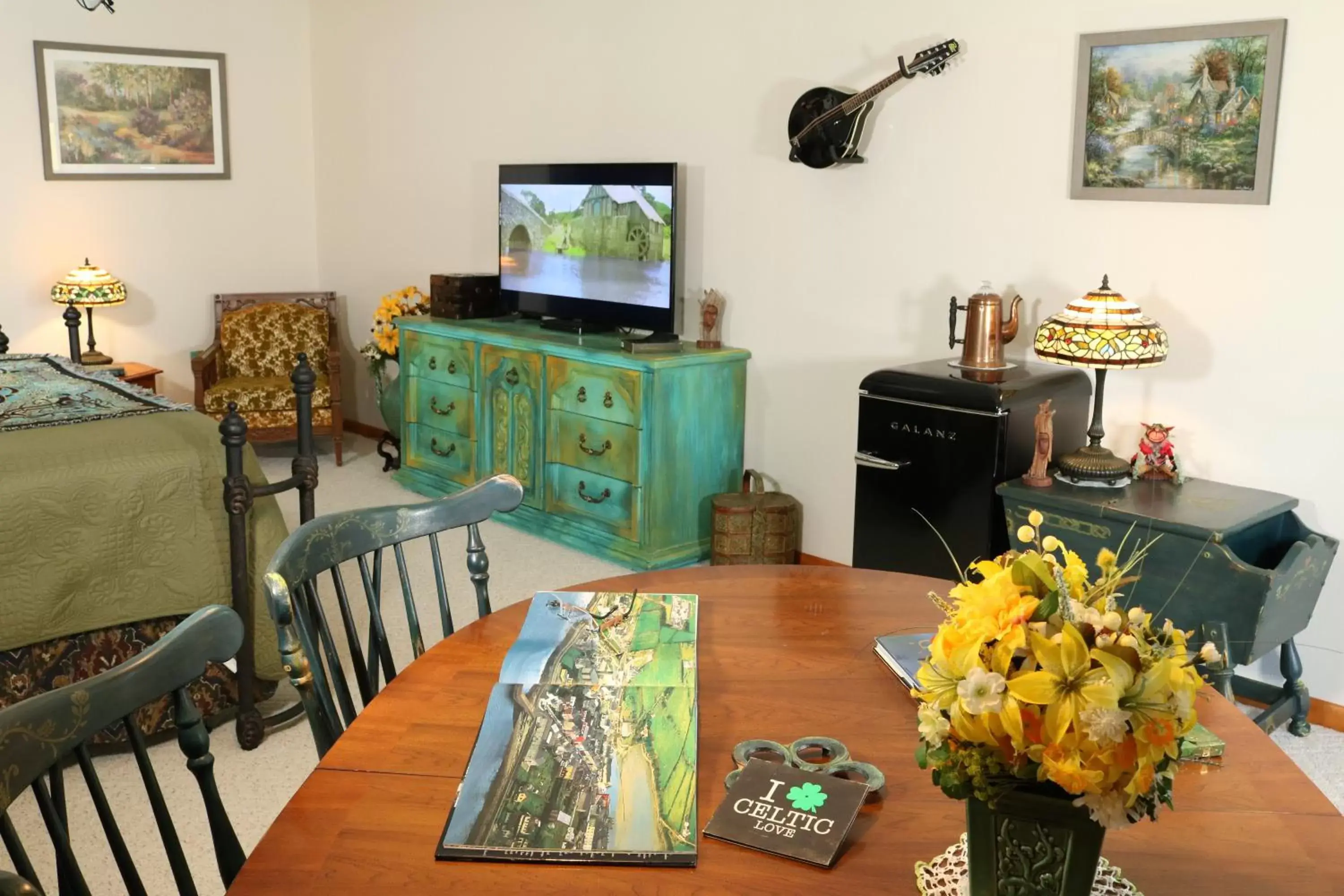 TV and multimedia, Dining Area in Crystal River Lullaby B&B