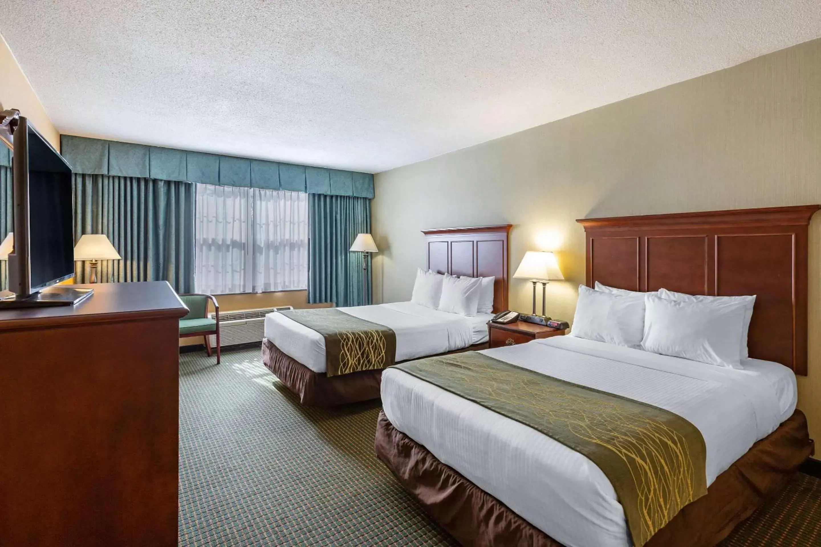 Photo of the whole room, Bed in Clarion Inn Falls Church- Arlington