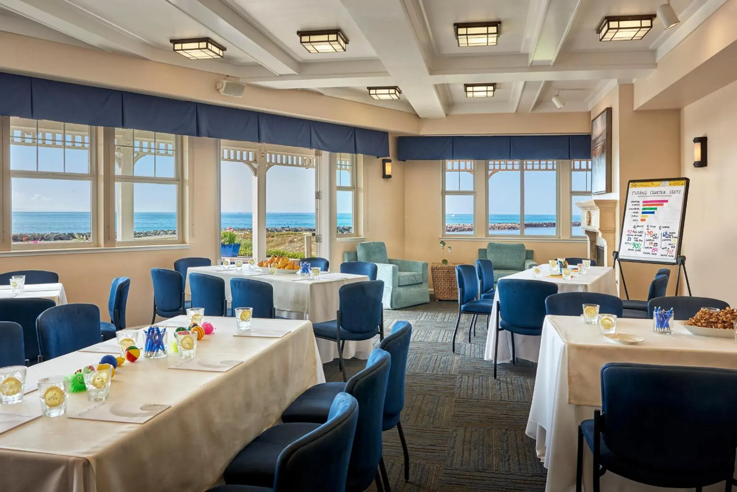 Business facilities, Restaurant/Places to Eat in Beach House Half Moon Bay