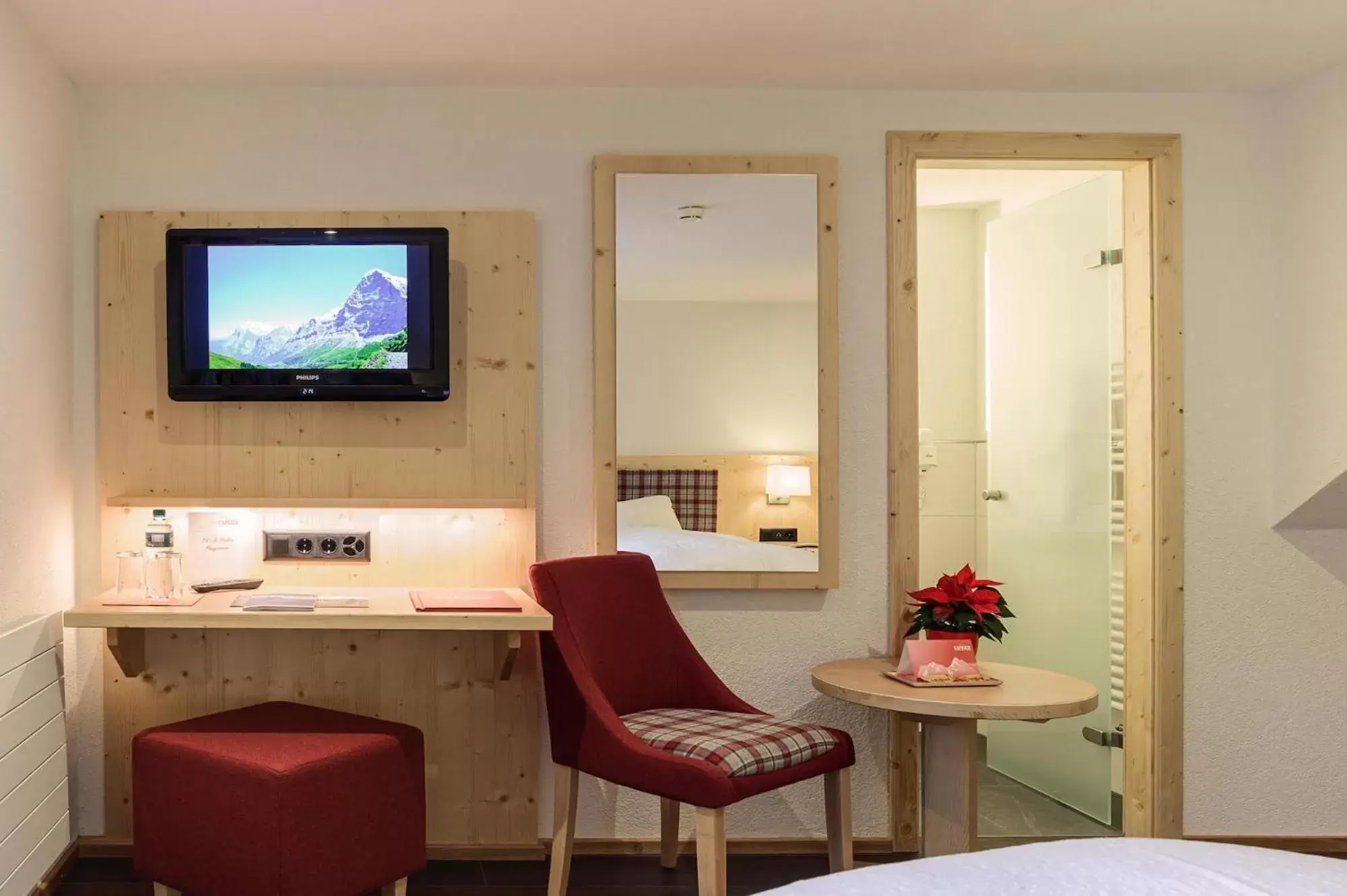 Bedroom, TV/Entertainment Center in Hotel Caprice - Grindelwald