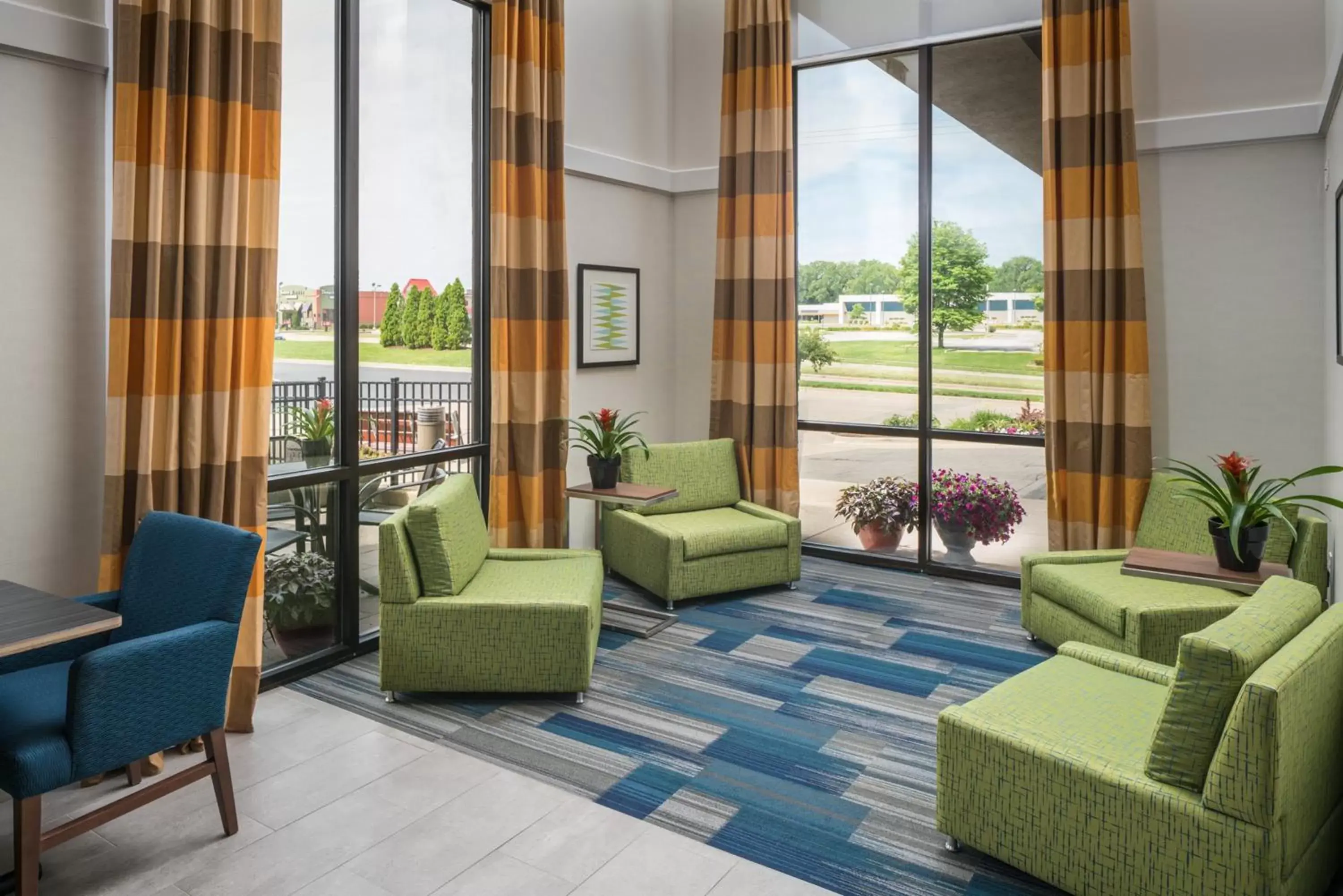 Property building, Seating Area in Holiday Inn Express & Suites Springfield, an IHG Hotel