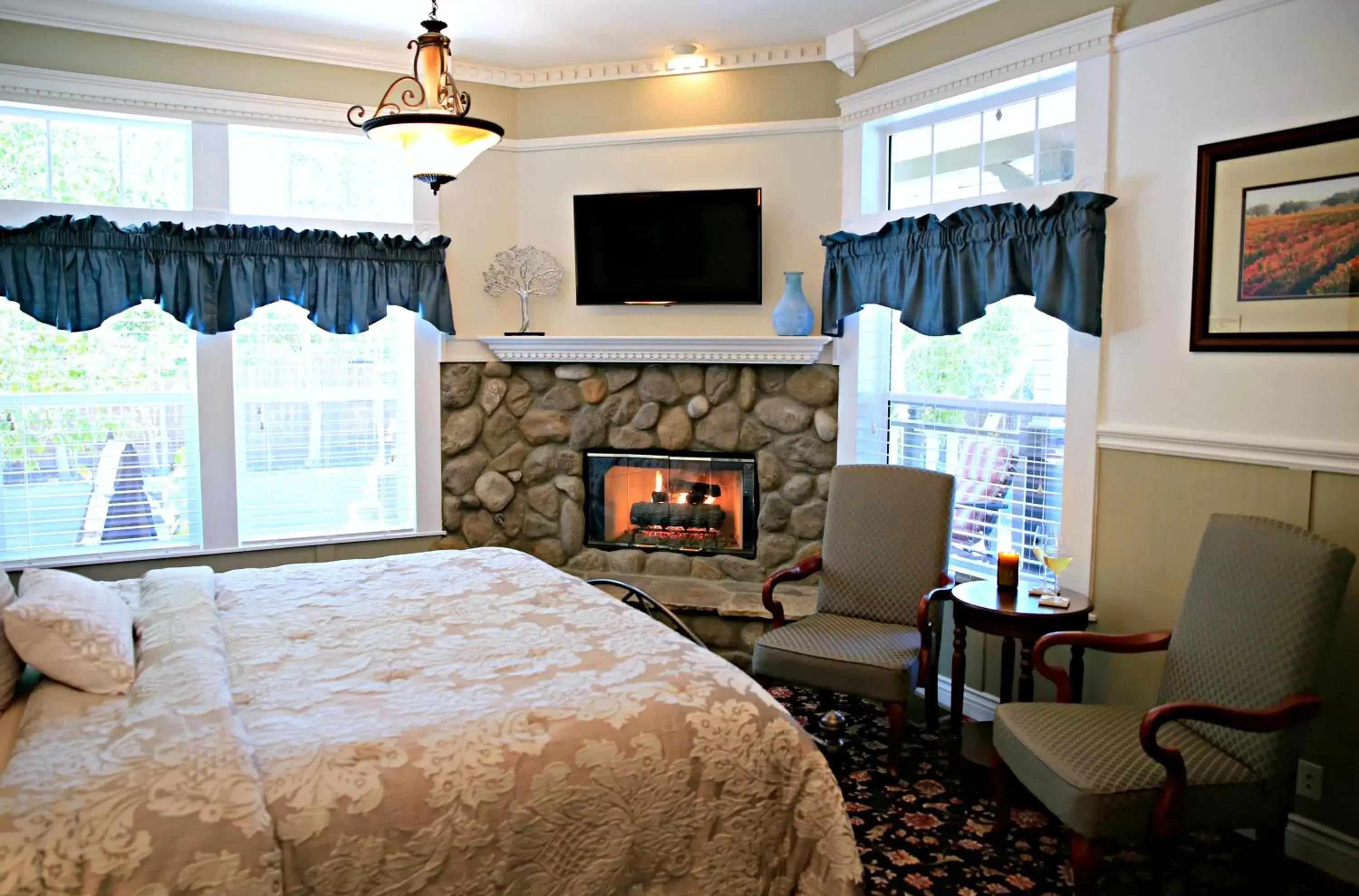 Photo of the whole room, TV/Entertainment Center in ForFriends Inn Wine Country Bed and Breakfast