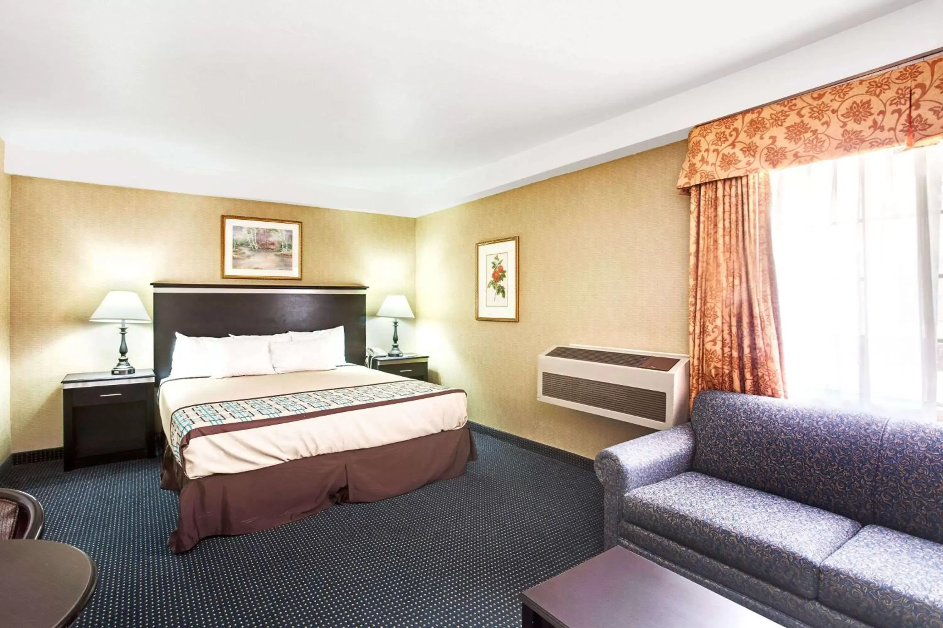 Photo of the whole room, Bed in Days Inn & Suites by Wyndham Artesia