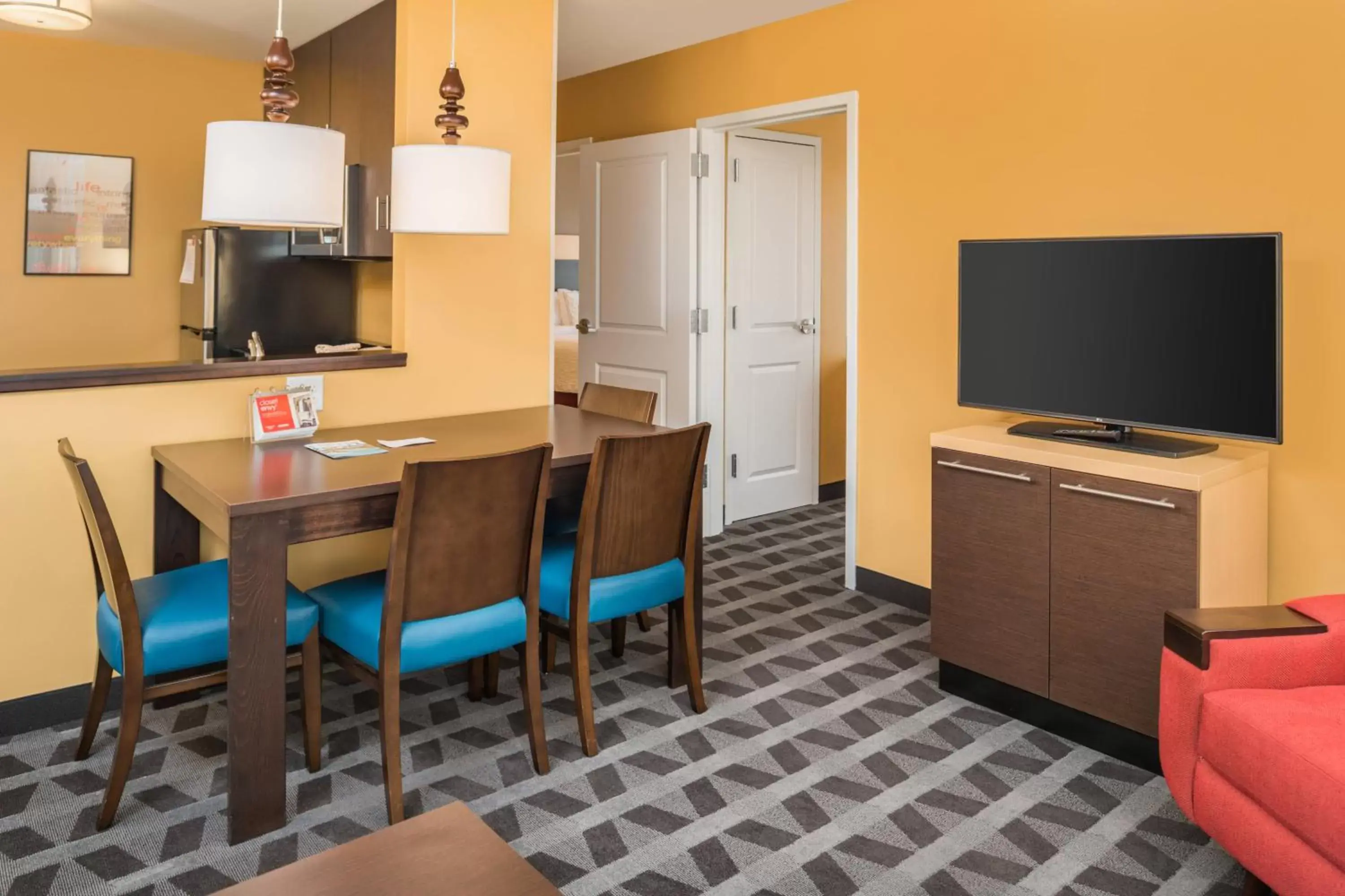 Living room, TV/Entertainment Center in TownePlace Suites by Marriott New Hartford