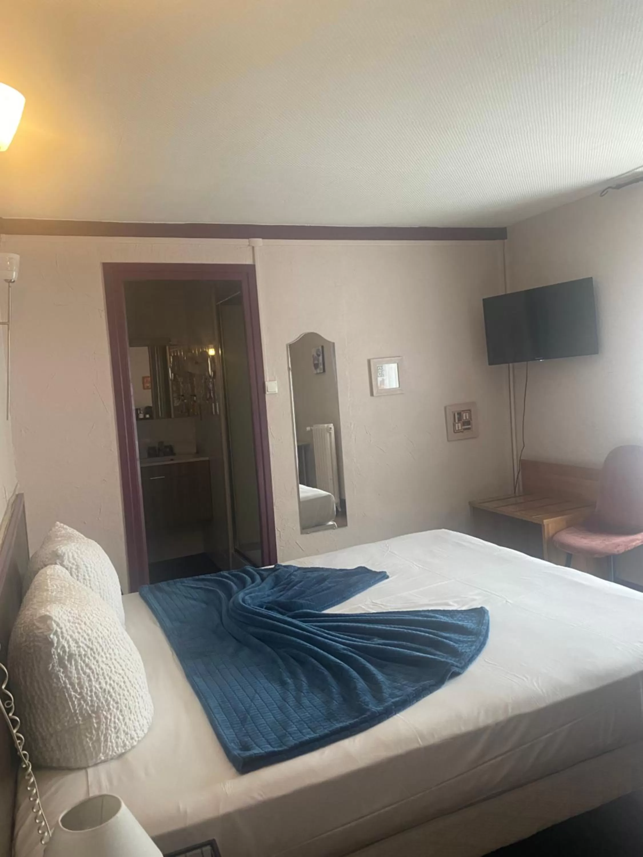 Bed in Logis Central Hôtel - Restaurant & Spa