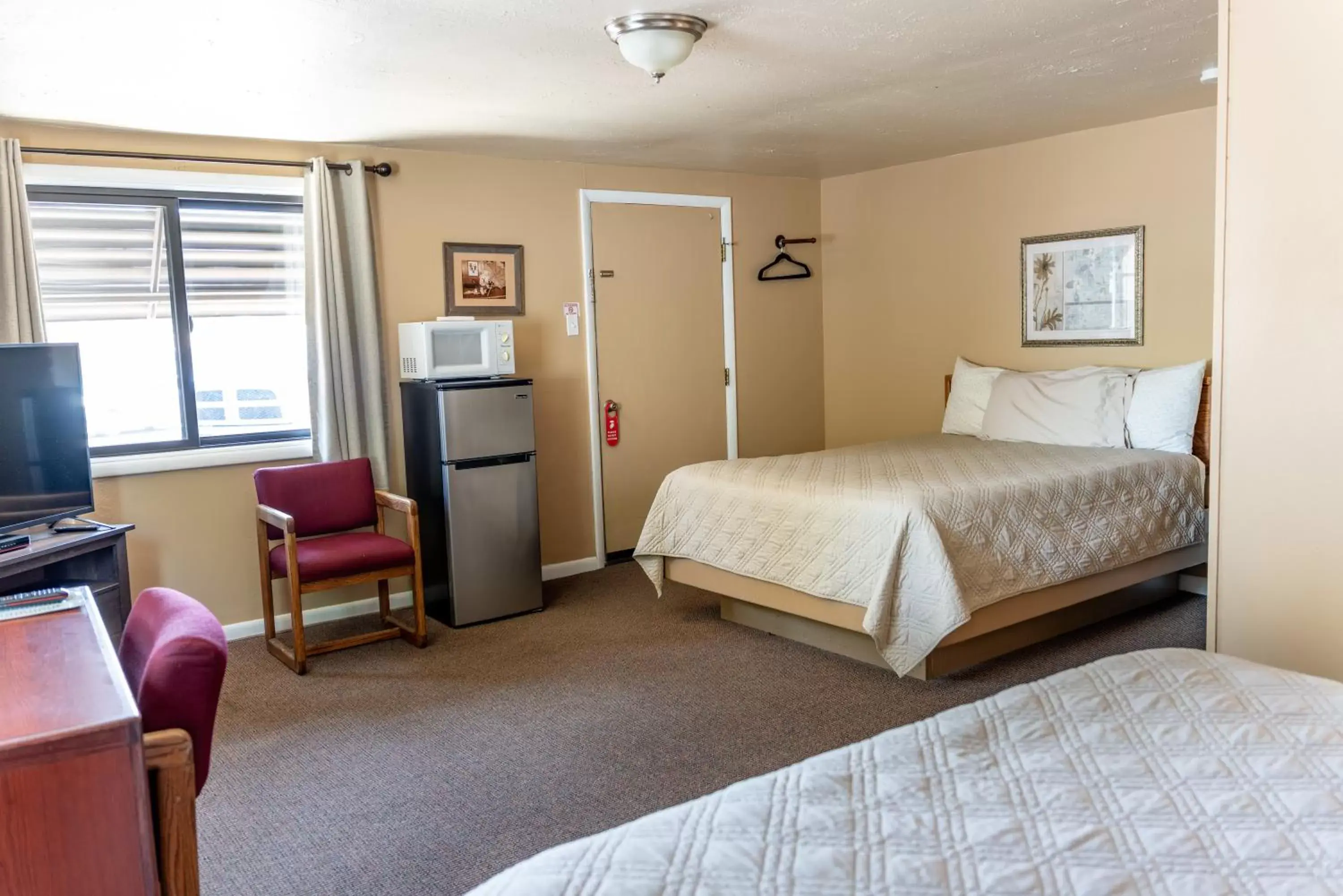 Living room, Bed in Oregon Trail Inn