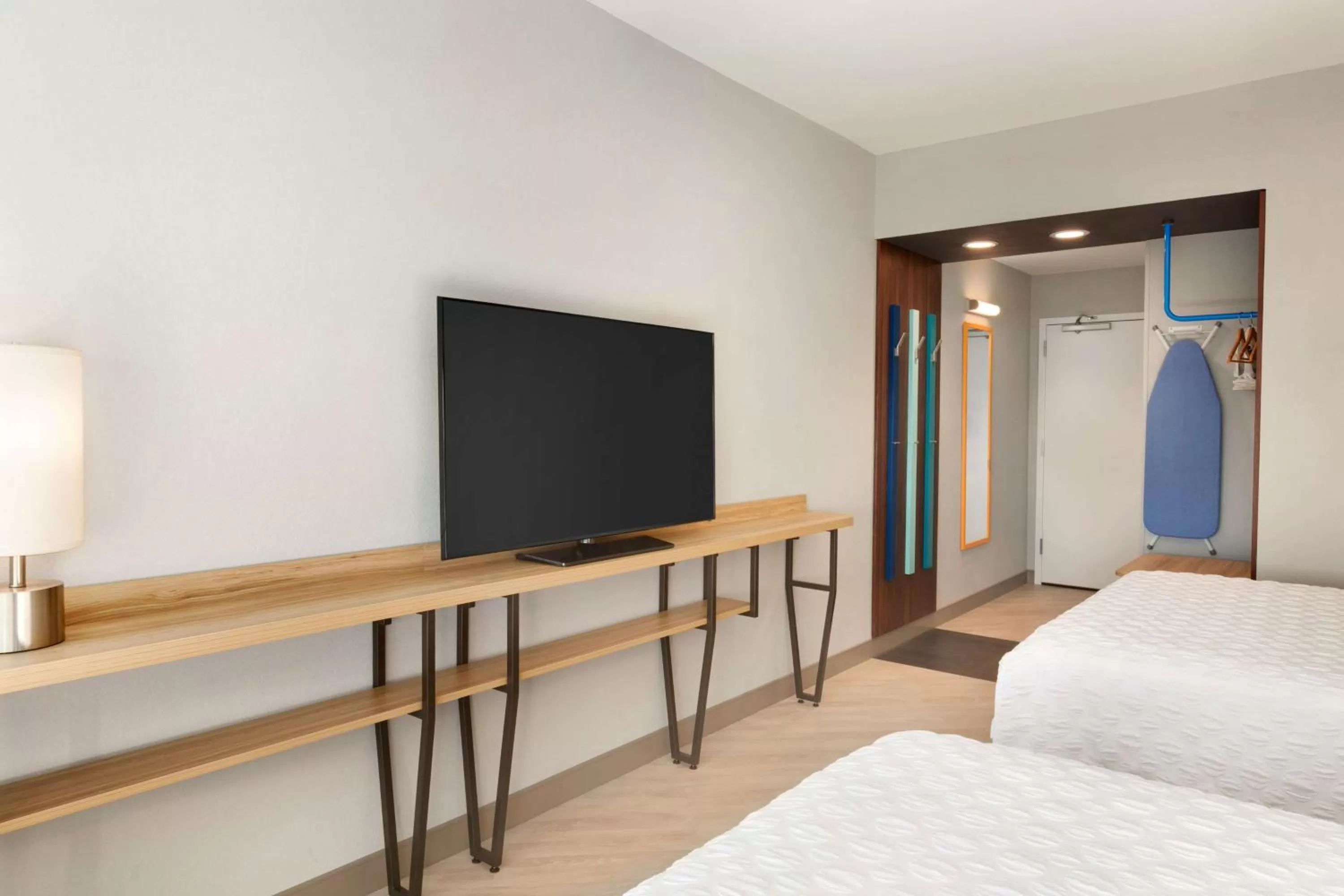 Bedroom, Bed in Tru By Hilton Cheyenne