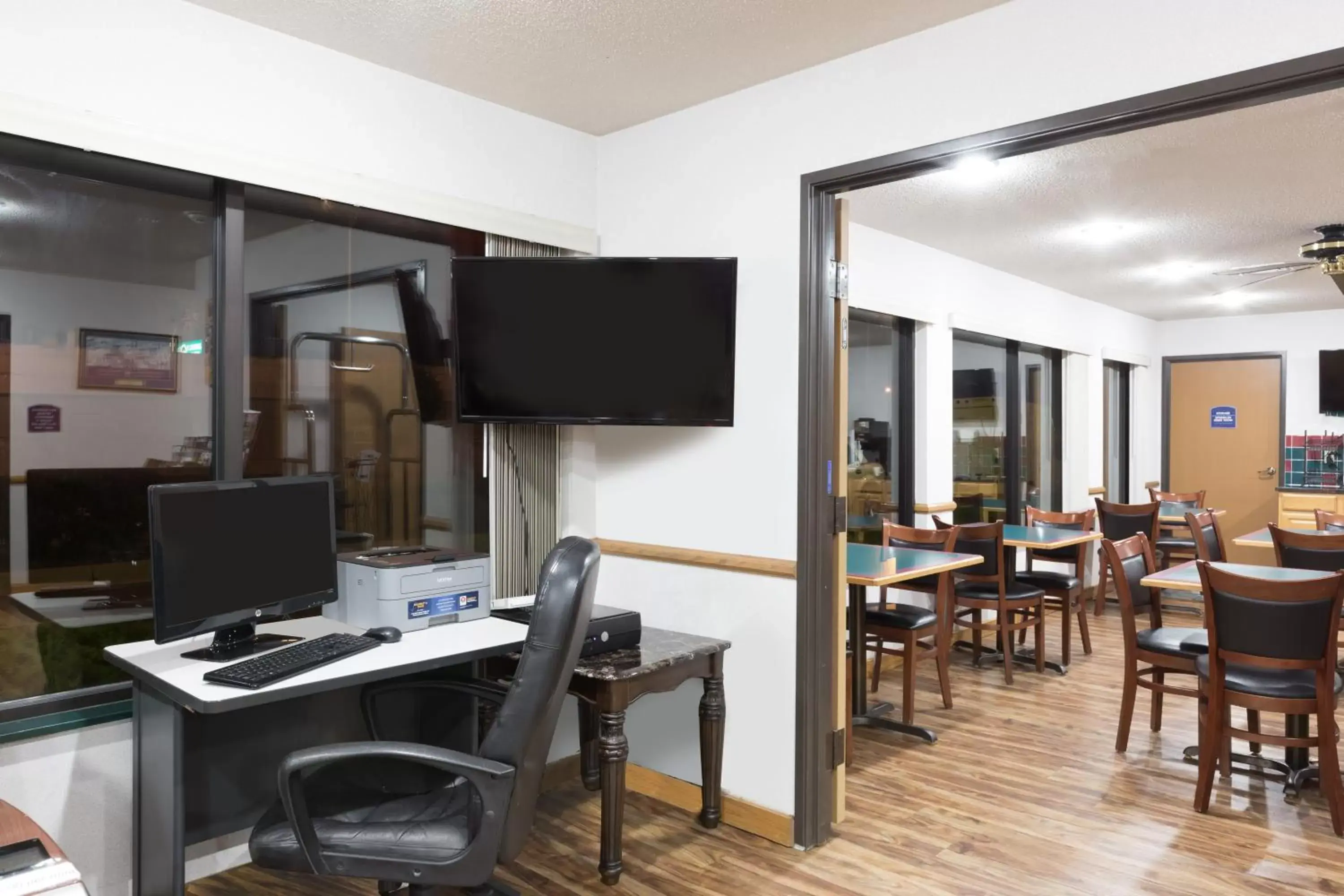 Business facilities, TV/Entertainment Center in Howard Johnson by Wyndham Wichita Airport