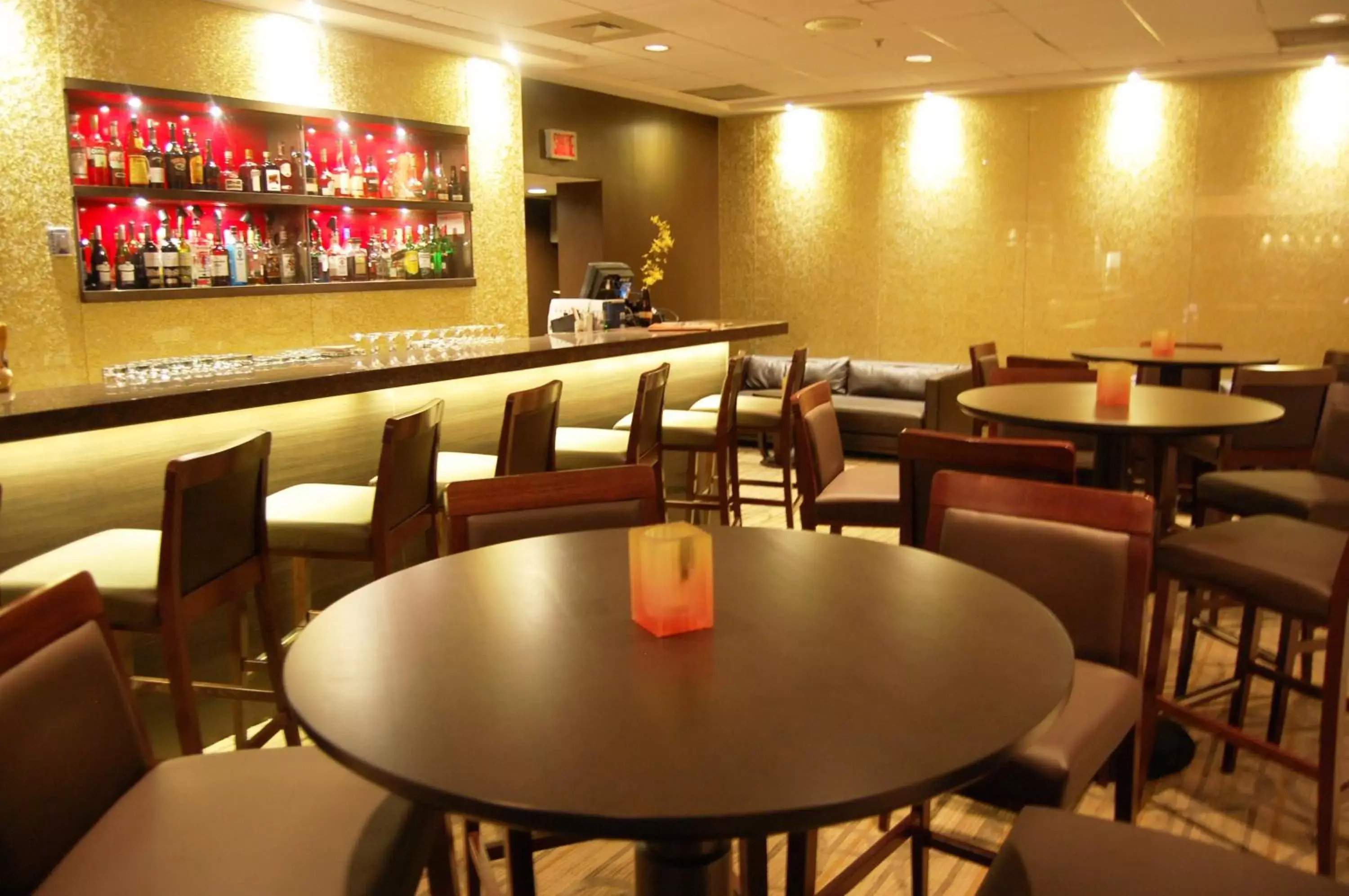 Lounge or bar, Restaurant/Places to Eat in Holiday Inn Montreal Centre Ville Downtown, an IHG Hotel