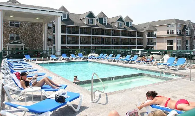 Swimming Pool in Crown Choice Inn & Suites Lakeview and Waterpark