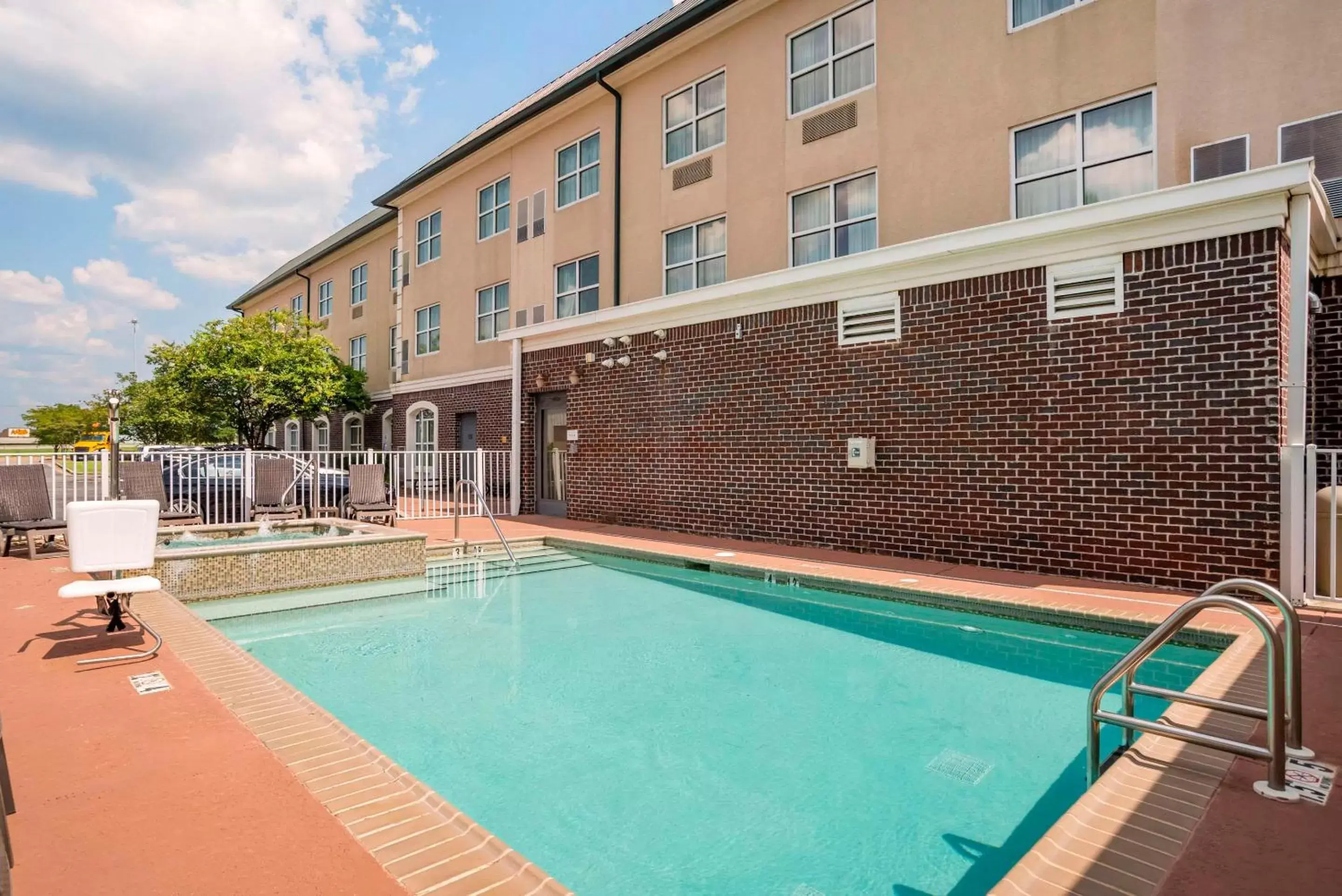 Swimming Pool in Comfort Inn & Suites Mobile near Eastern Shore Centre