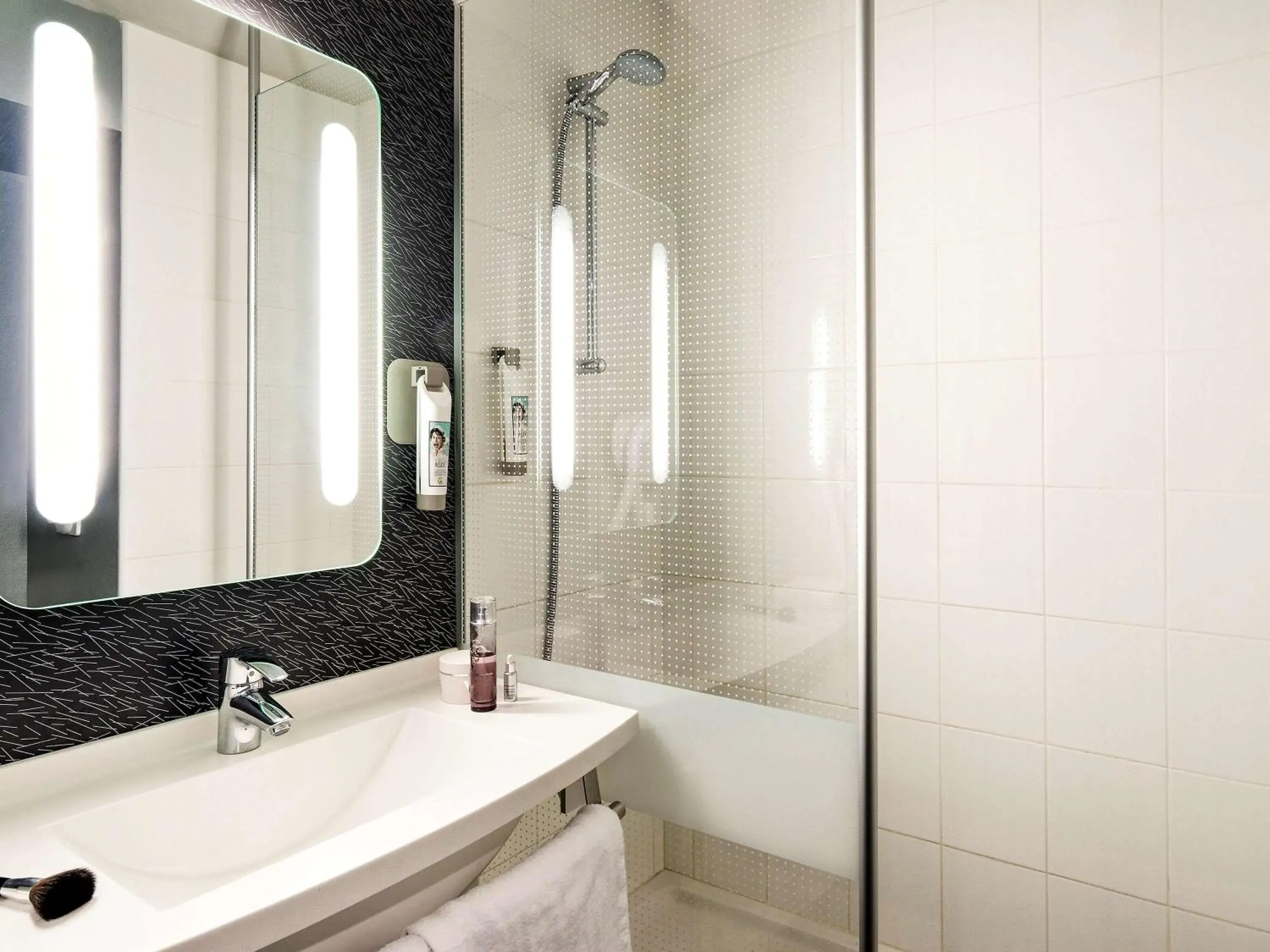 Photo of the whole room, Bathroom in ibis Vichy