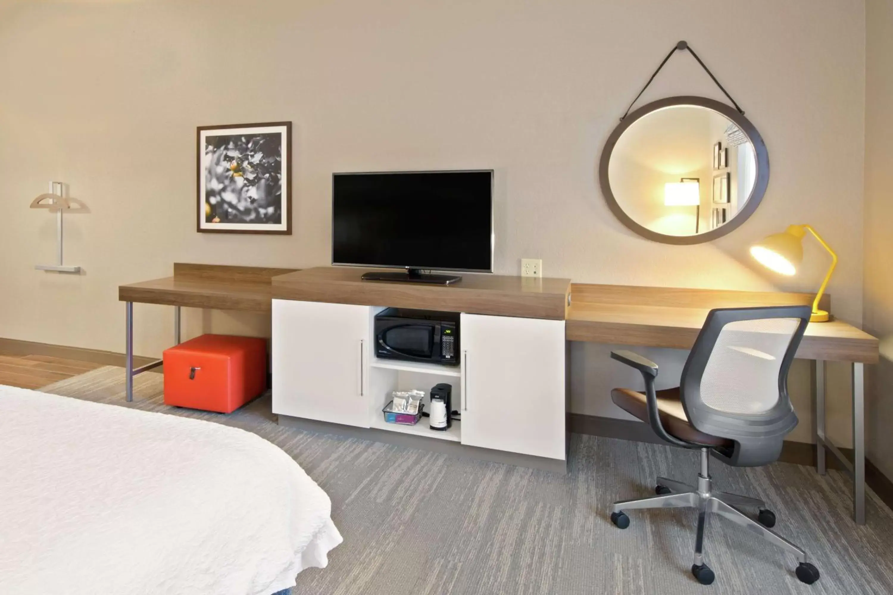 Bedroom, TV/Entertainment Center in Hampton Inn & Suites Spokane Valley