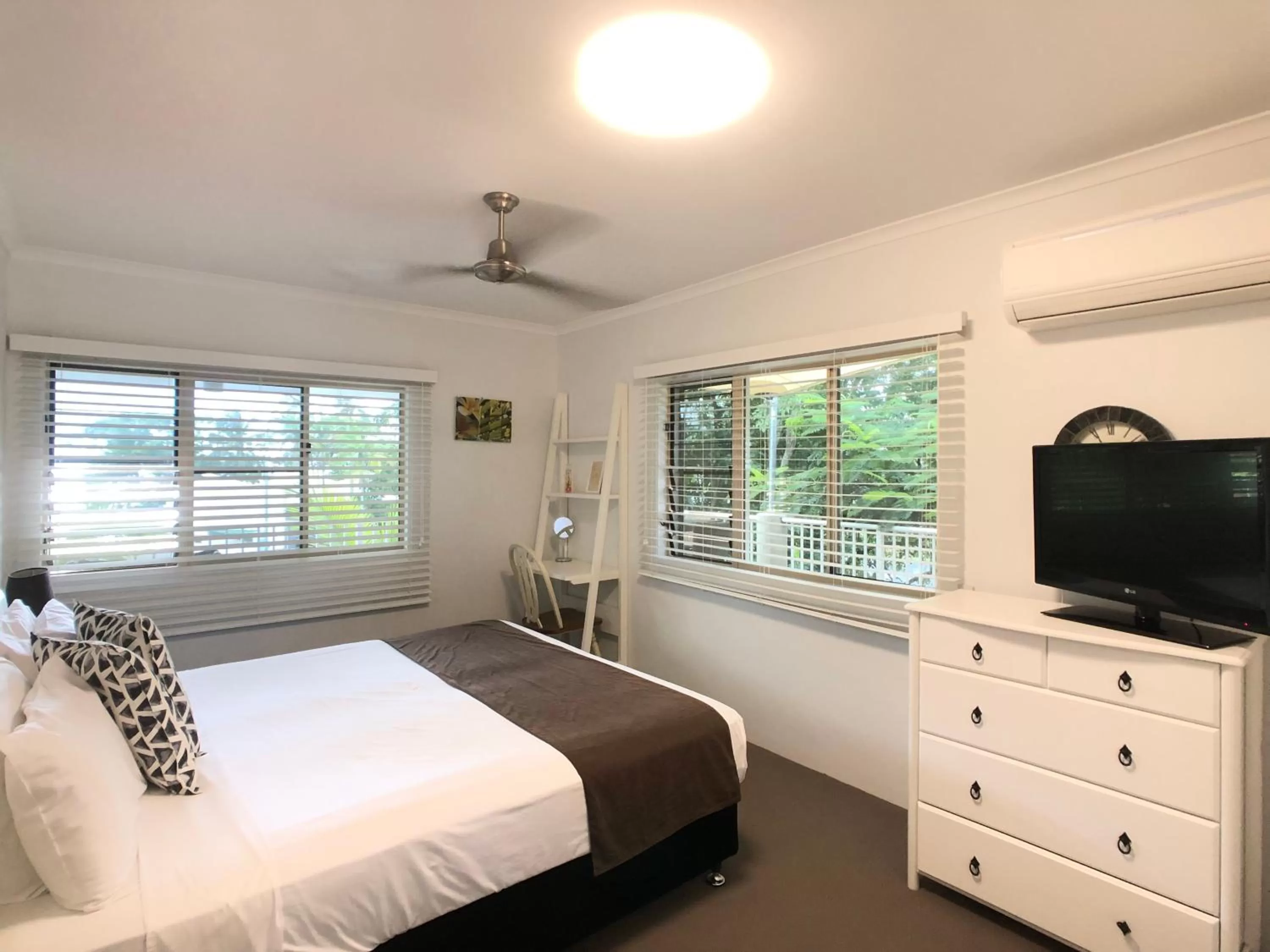 Bedroom, Bed in Cairns Beach Resort