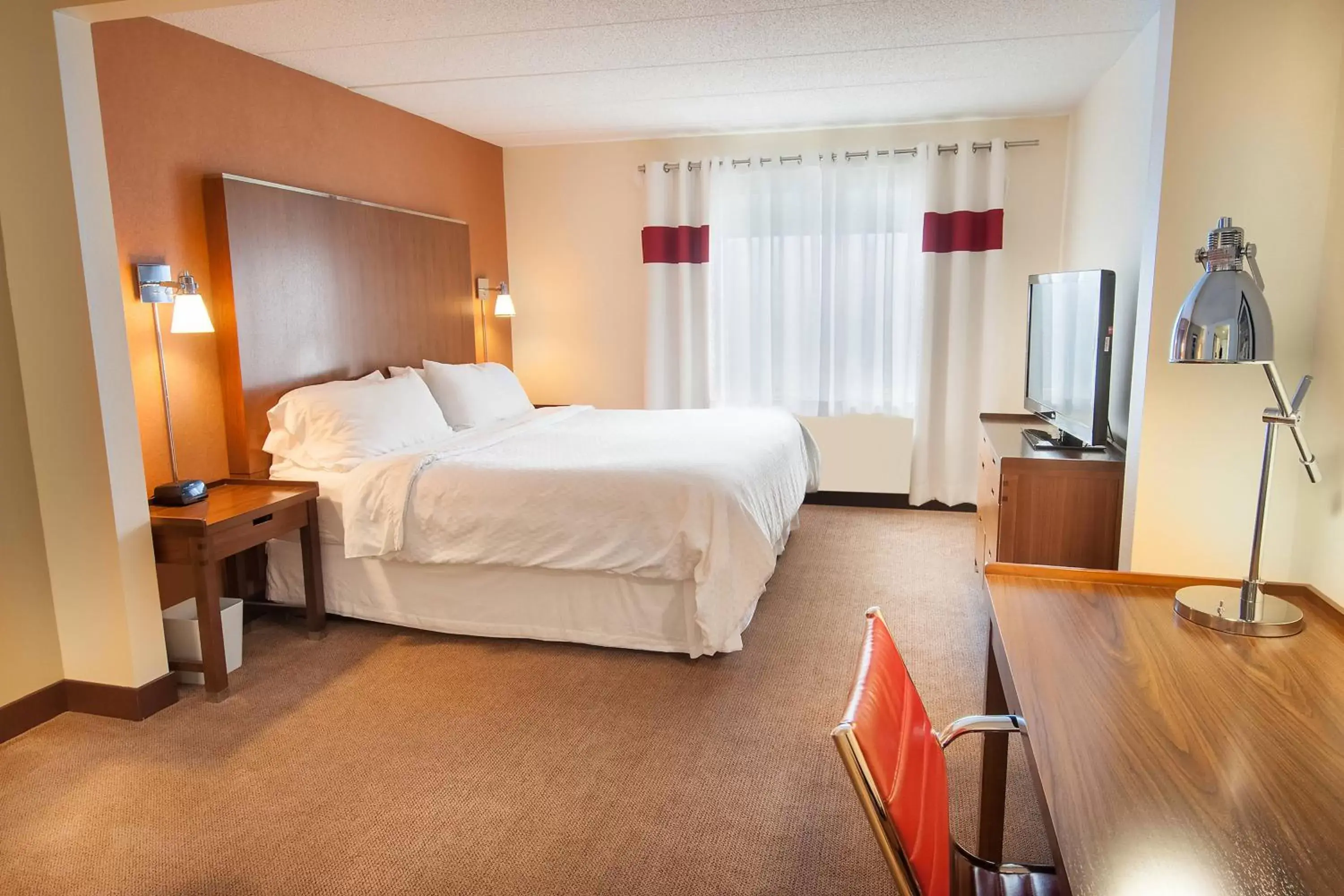 Photo of the whole room, Bed in Four Points by Sheraton Columbus-Polaris