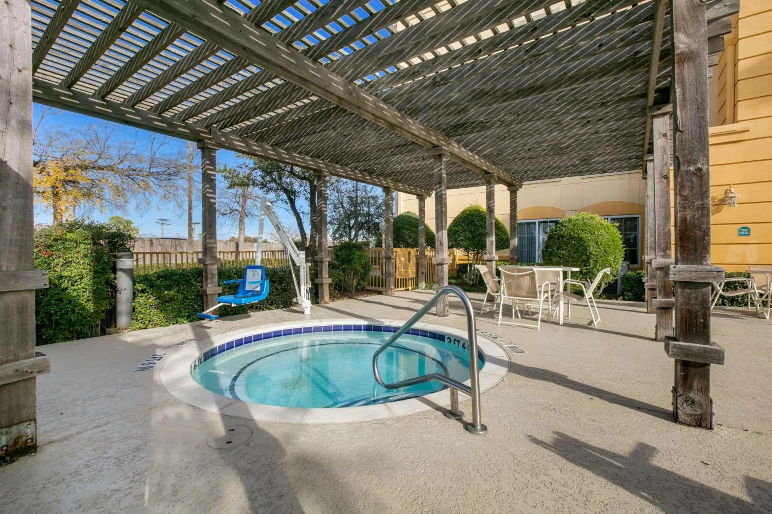 Hot Tub, Swimming Pool in La Quinta by Wyndham DFW Airport South / Irving
