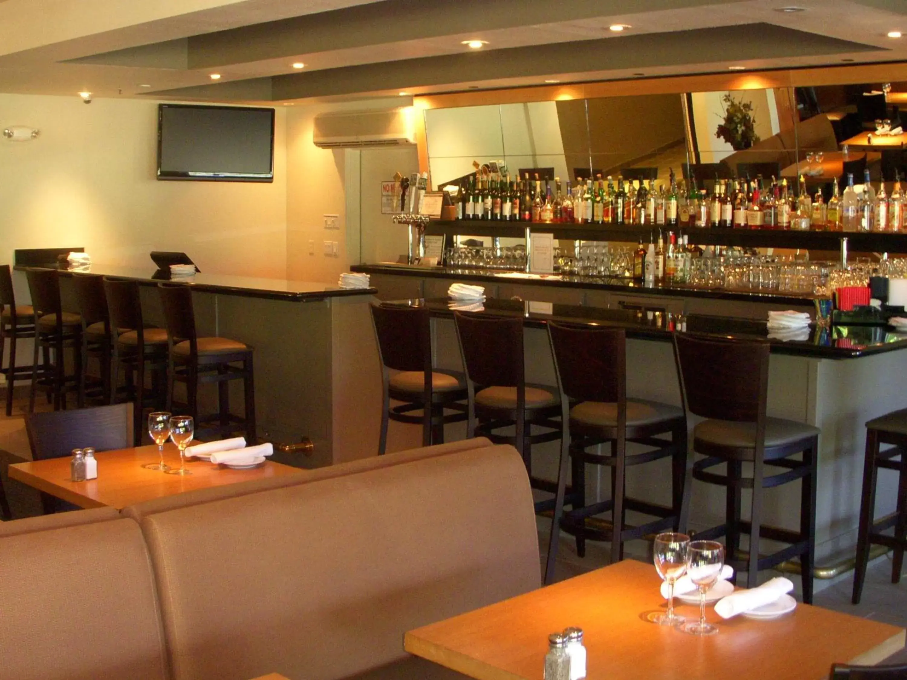 Lounge or bar, Restaurant/Places to Eat in Radisson Hotel Portland Airport