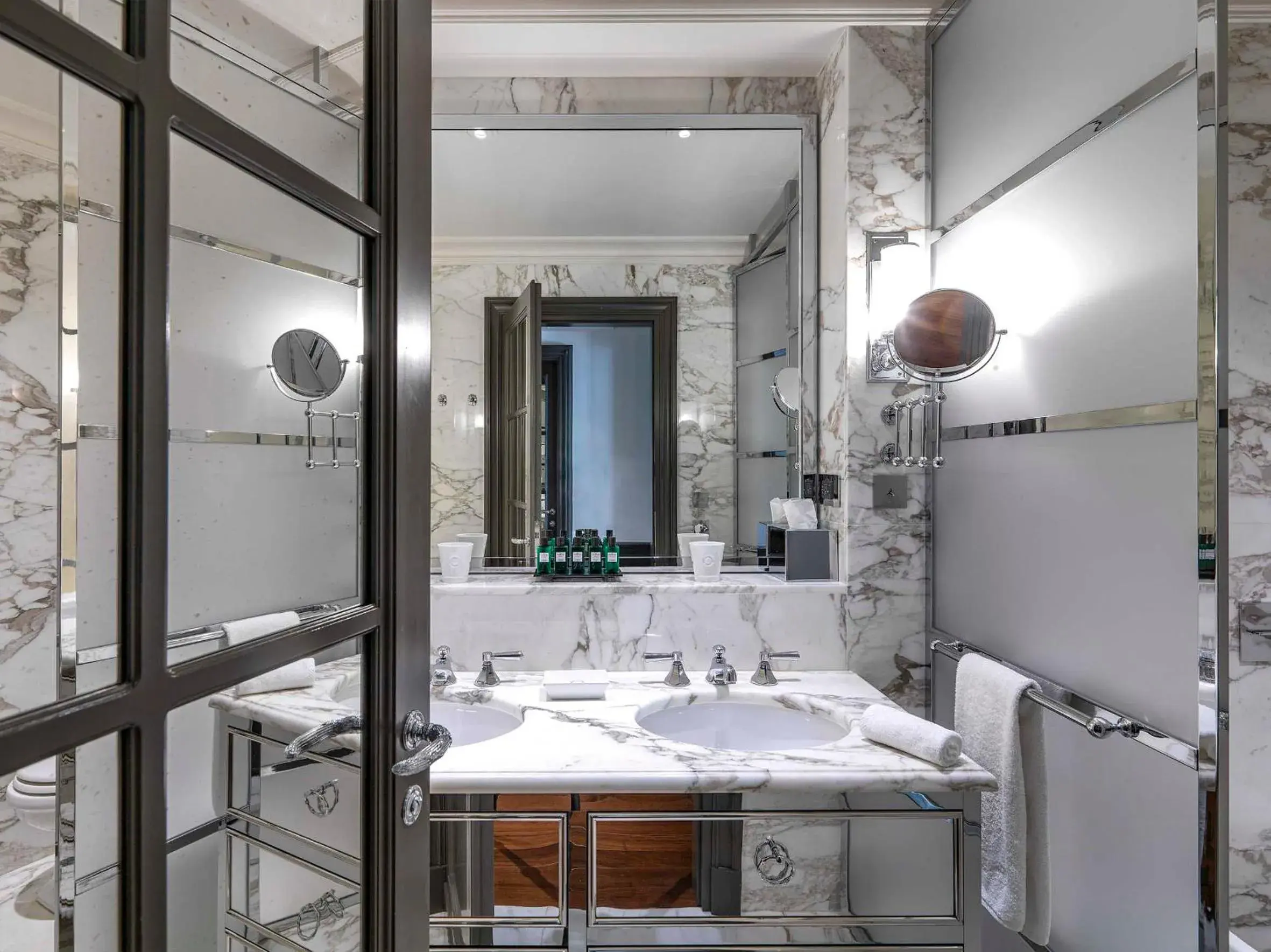 Bathroom, Restaurant/Places to Eat in MARQUIS Faubourg St Honoré Relais & Châteaux