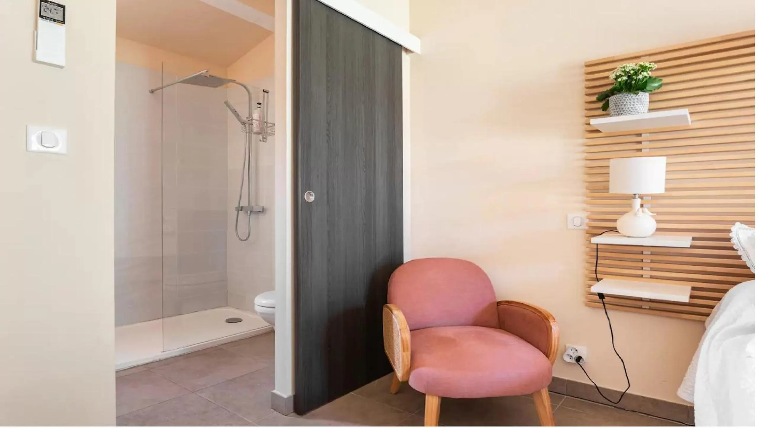 Photo of the whole room in Chambre et table d'hôtes Villa Pomponette