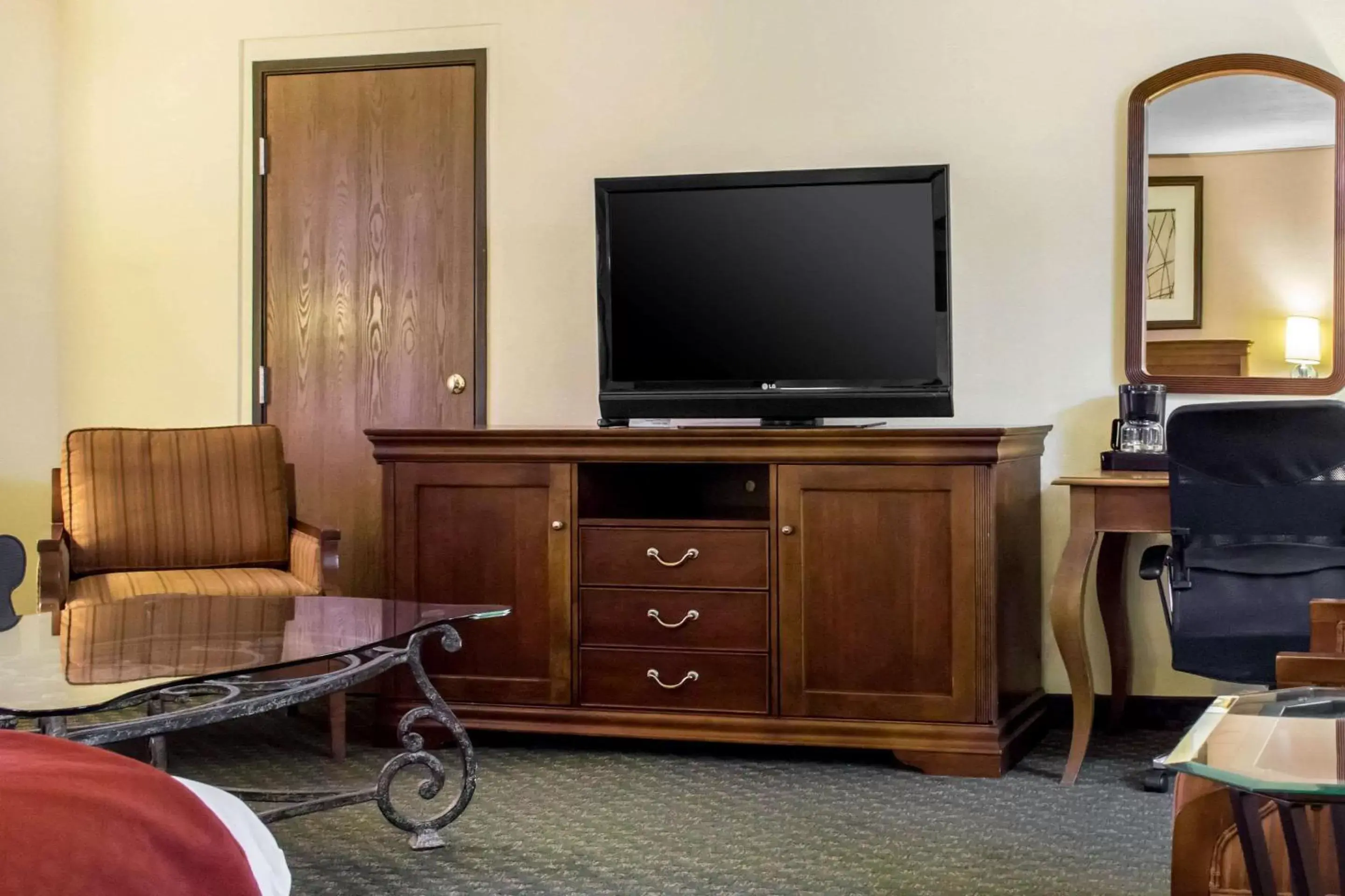 Photo of the whole room, TV/Entertainment Center in Quality Inn Wickenburg