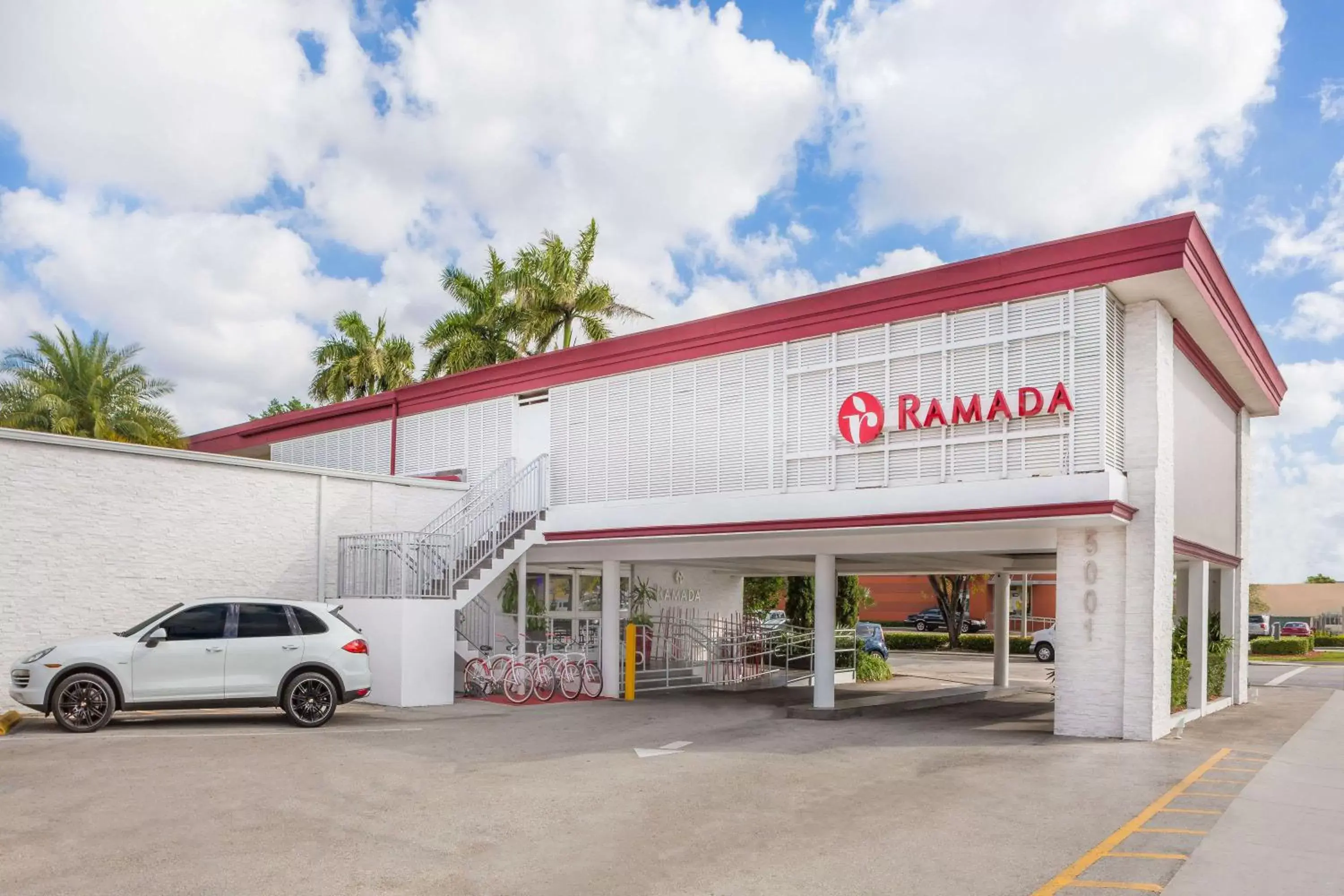 Facade/entrance, Property Building in Ramada by Wyndham Miami Springs/Miami International Airport