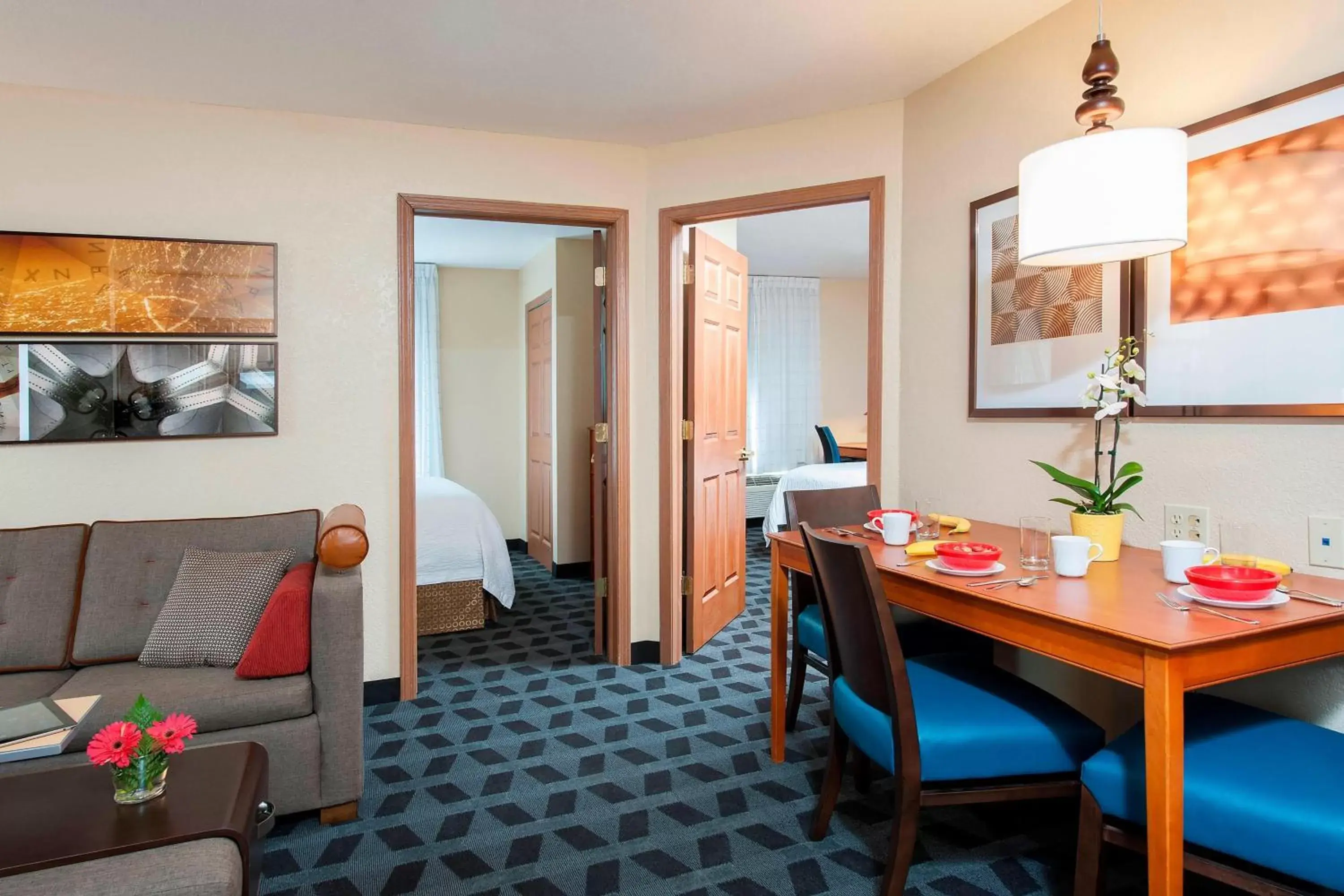 Living room, Dining Area in TownePlace Suites by Marriott Indianapolis - Keystone