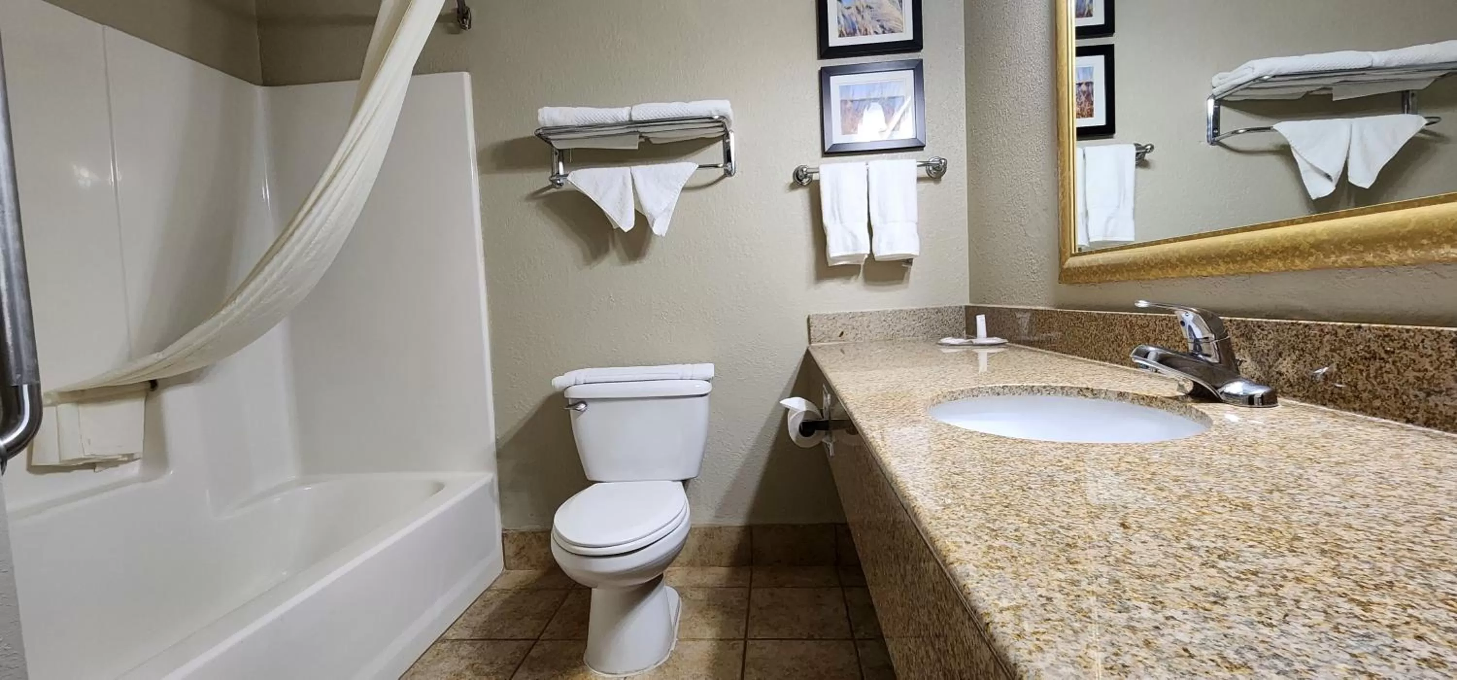 Bathroom in Comfort Inn & Suites Shakopee Downtown Area
