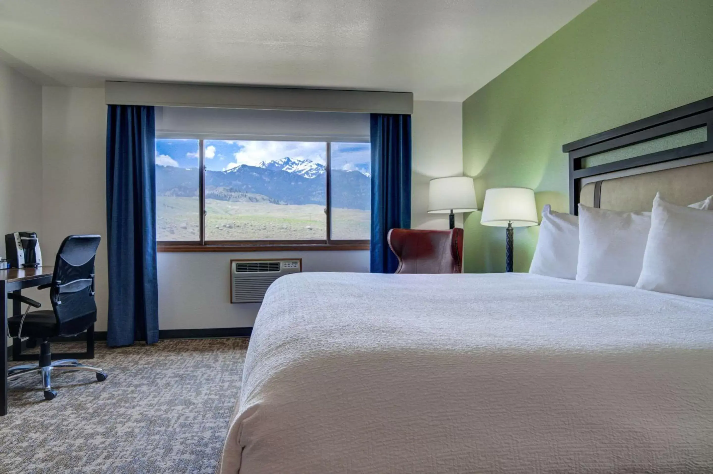 Bedroom, Bed in The Ridgeline Hotel at Yellowstone, Ascend Hotel Collection