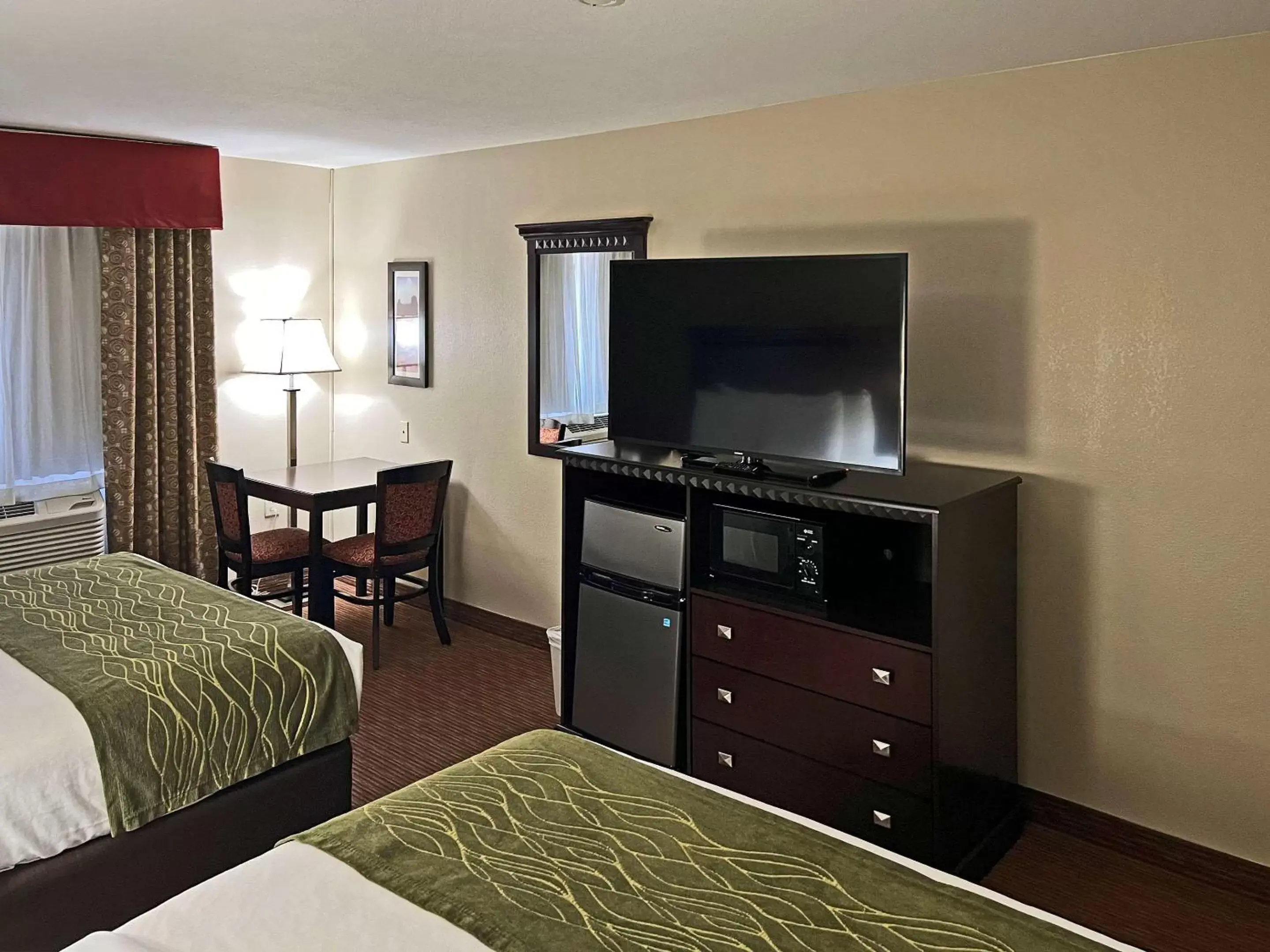 Bedroom, TV/Entertainment Center in Comfort Inn West Phoenix at 27th Ave and I-I0