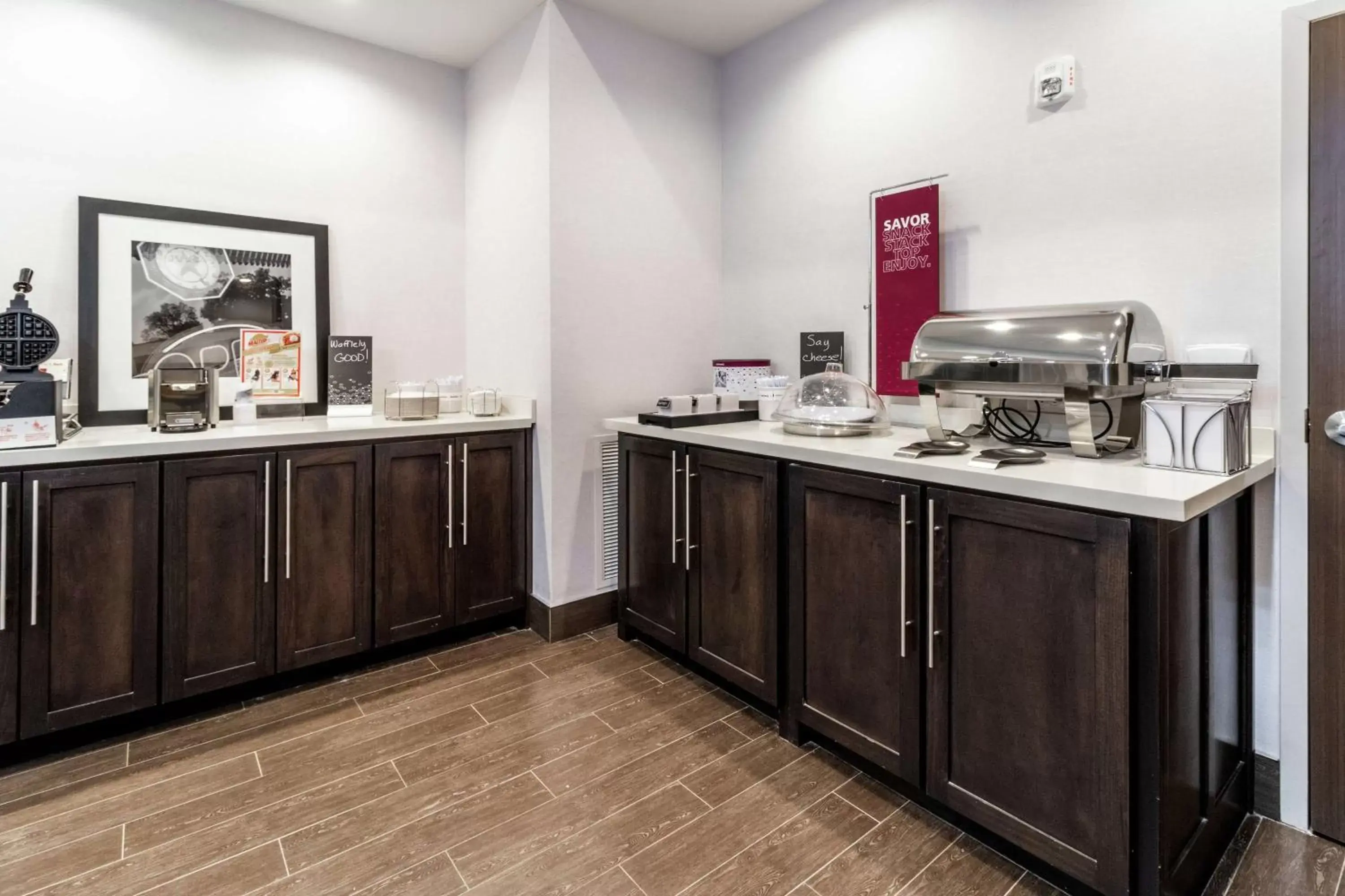 Breakfast, Kitchen/Kitchenette in Hampton Inn Locust Grove