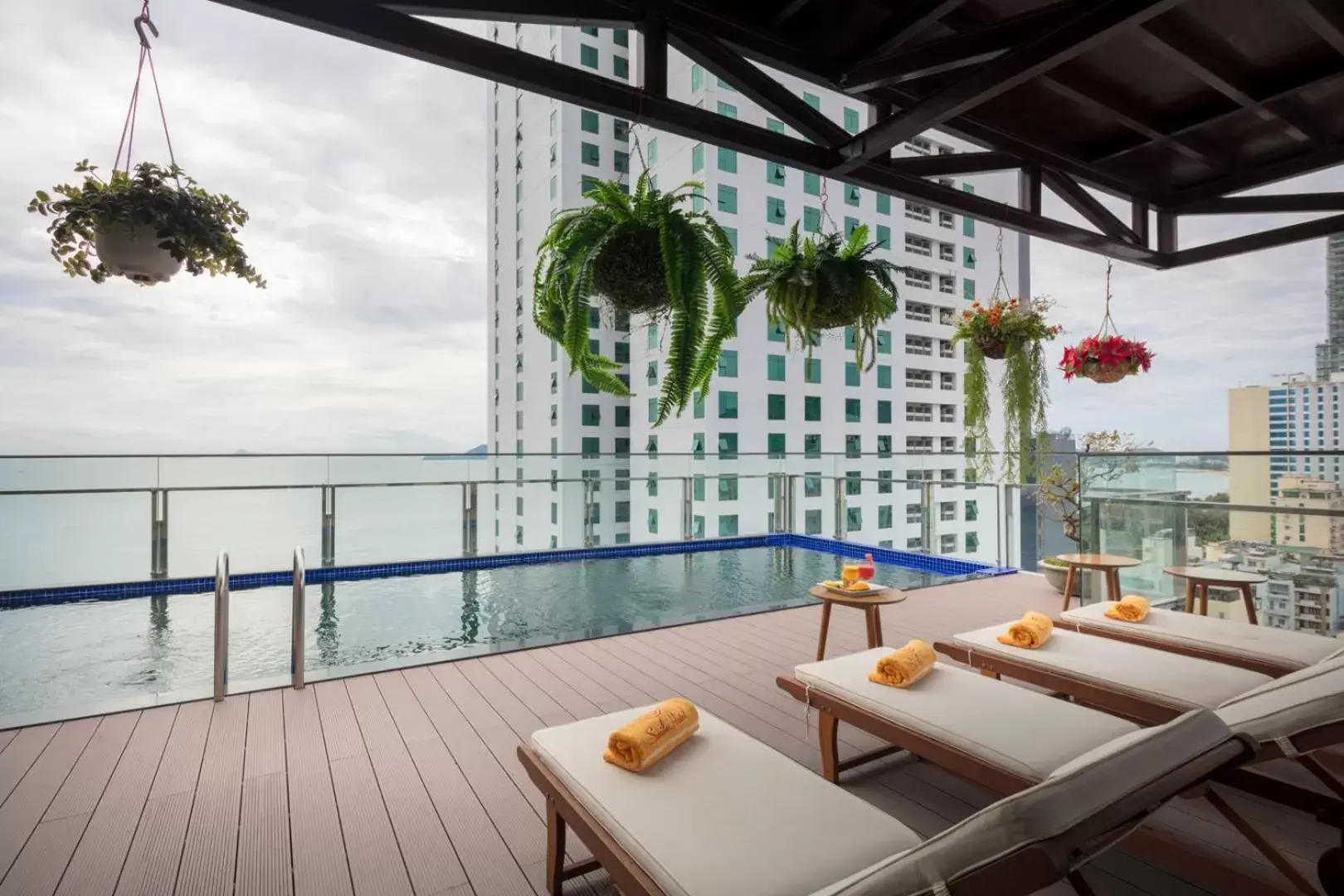 Swimming pool in Smile Hotel Nha Trang