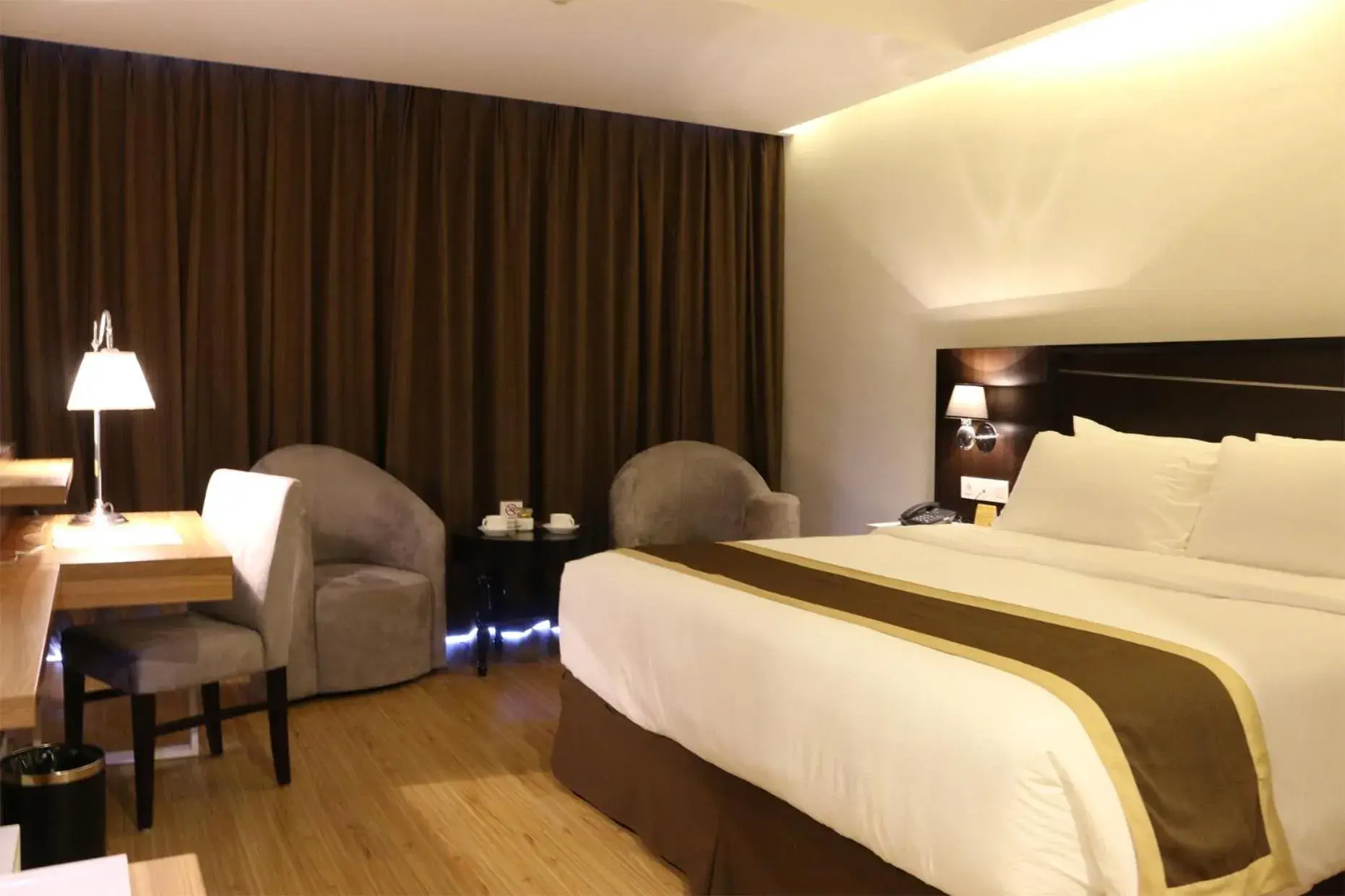 Photo of the whole room, Bed in Java Palace Hotel