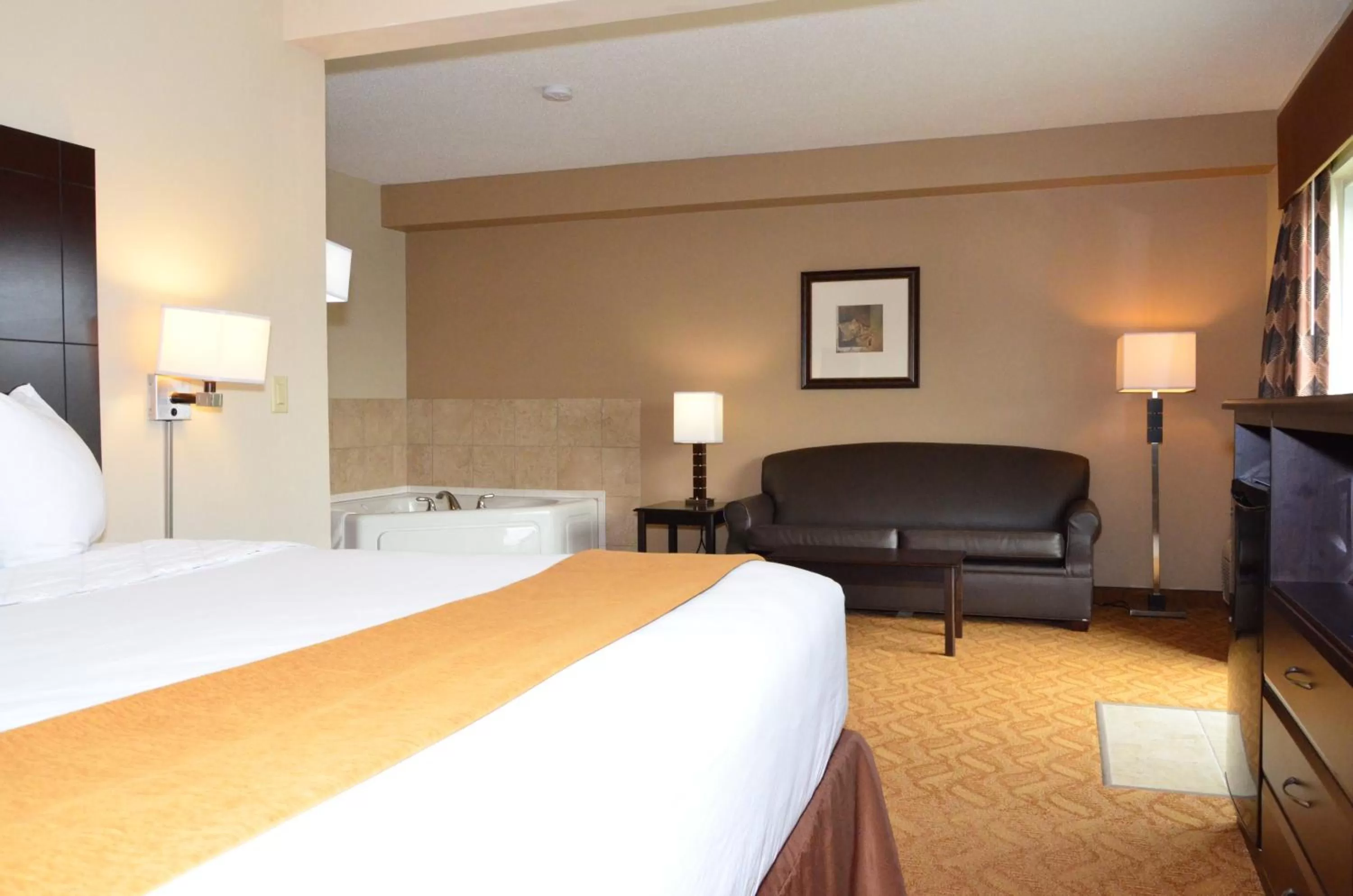 Bed in Cobblestone Inn & Suites - Lake View