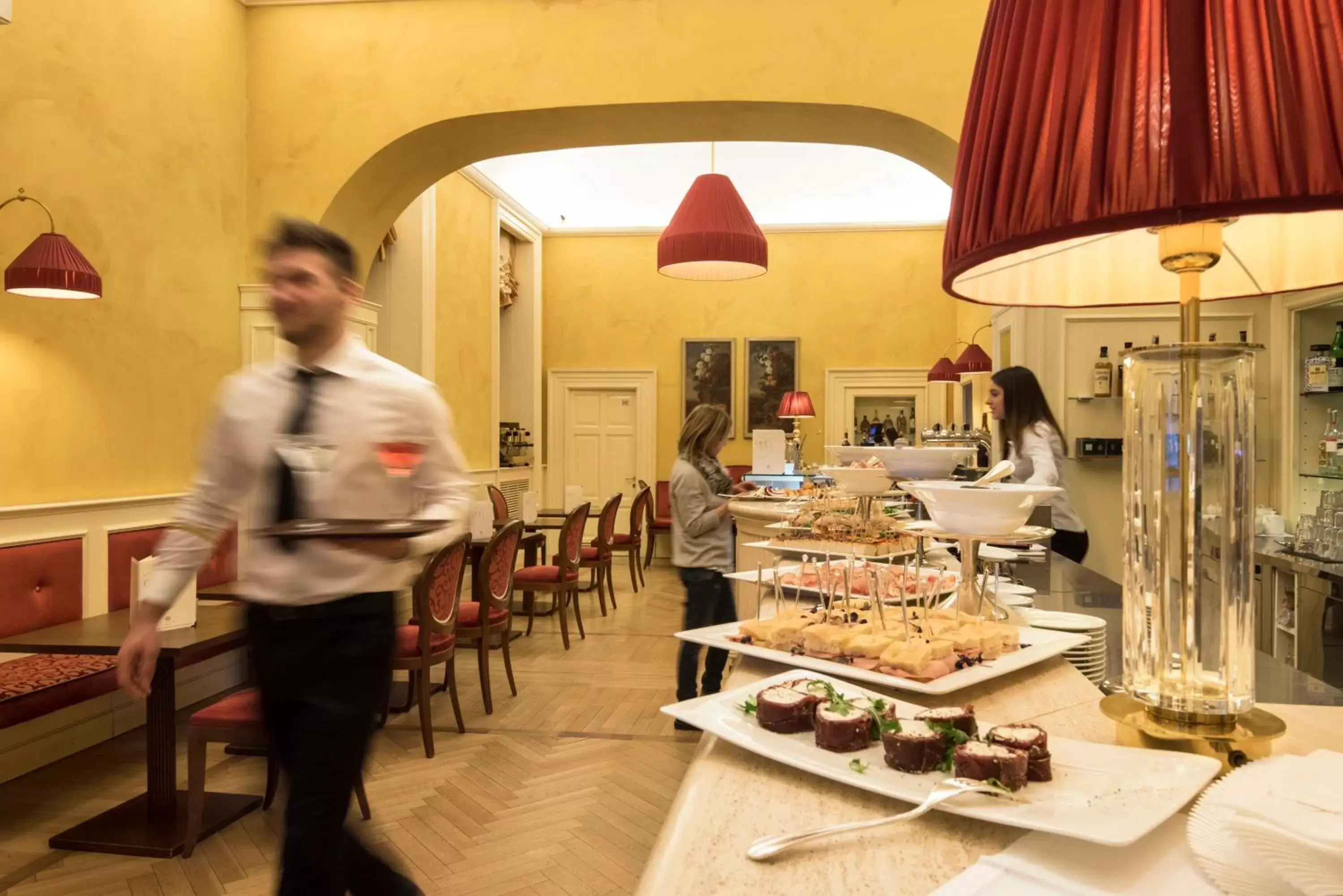 Staff, Restaurant/Places to Eat in Grand Hotel Della Posta