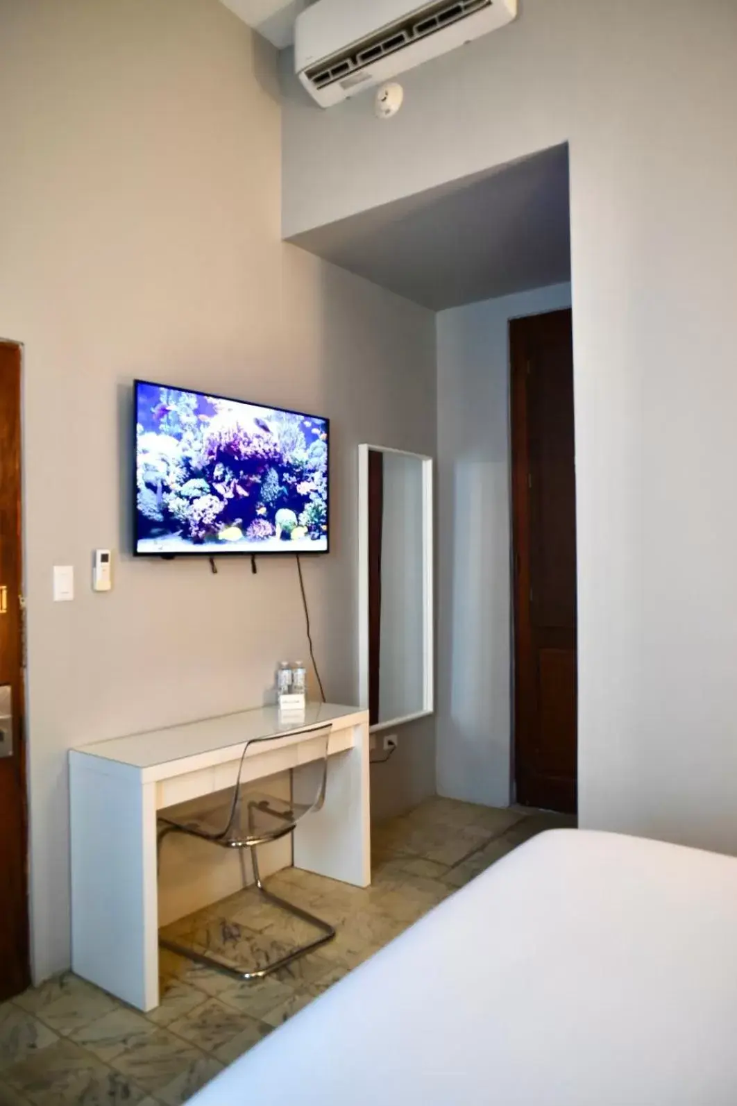 TV and multimedia, TV/Entertainment Center in EL Colonial Adults Only