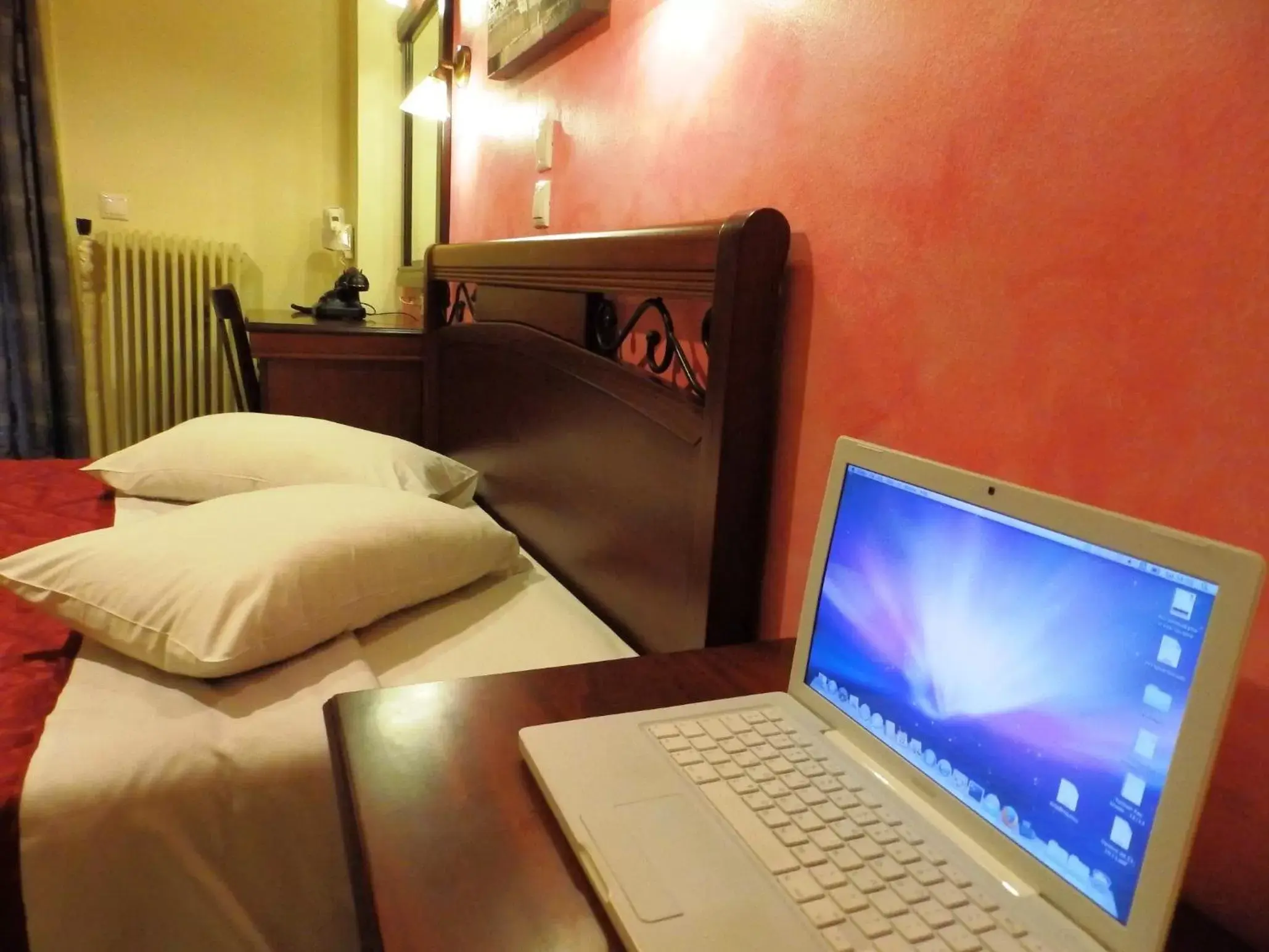 Bed, TV/Entertainment Center in Pergamos Hotel