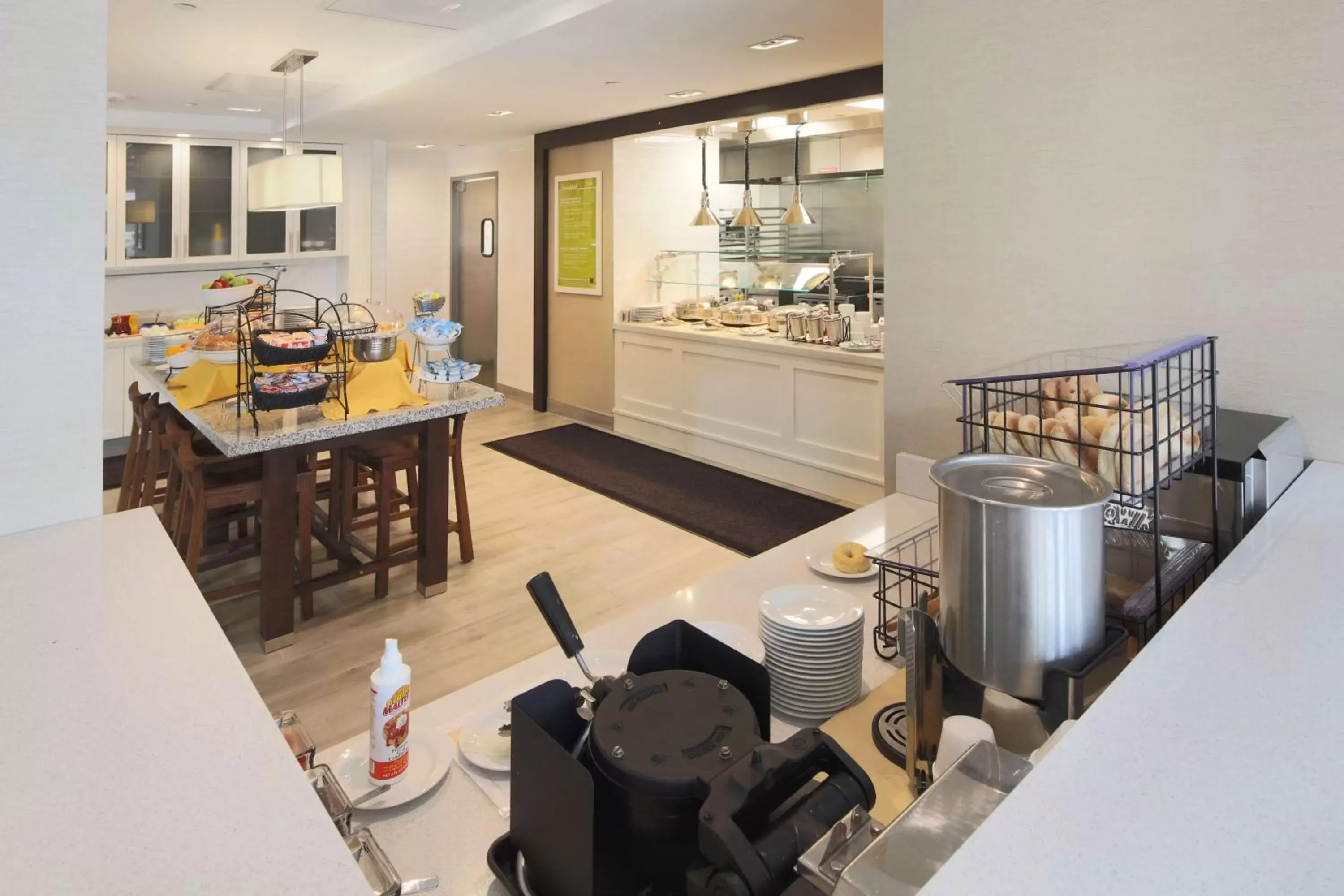 Breakfast, Kitchen/Kitchenette in Hilton Garden Inn Reagan National Airport