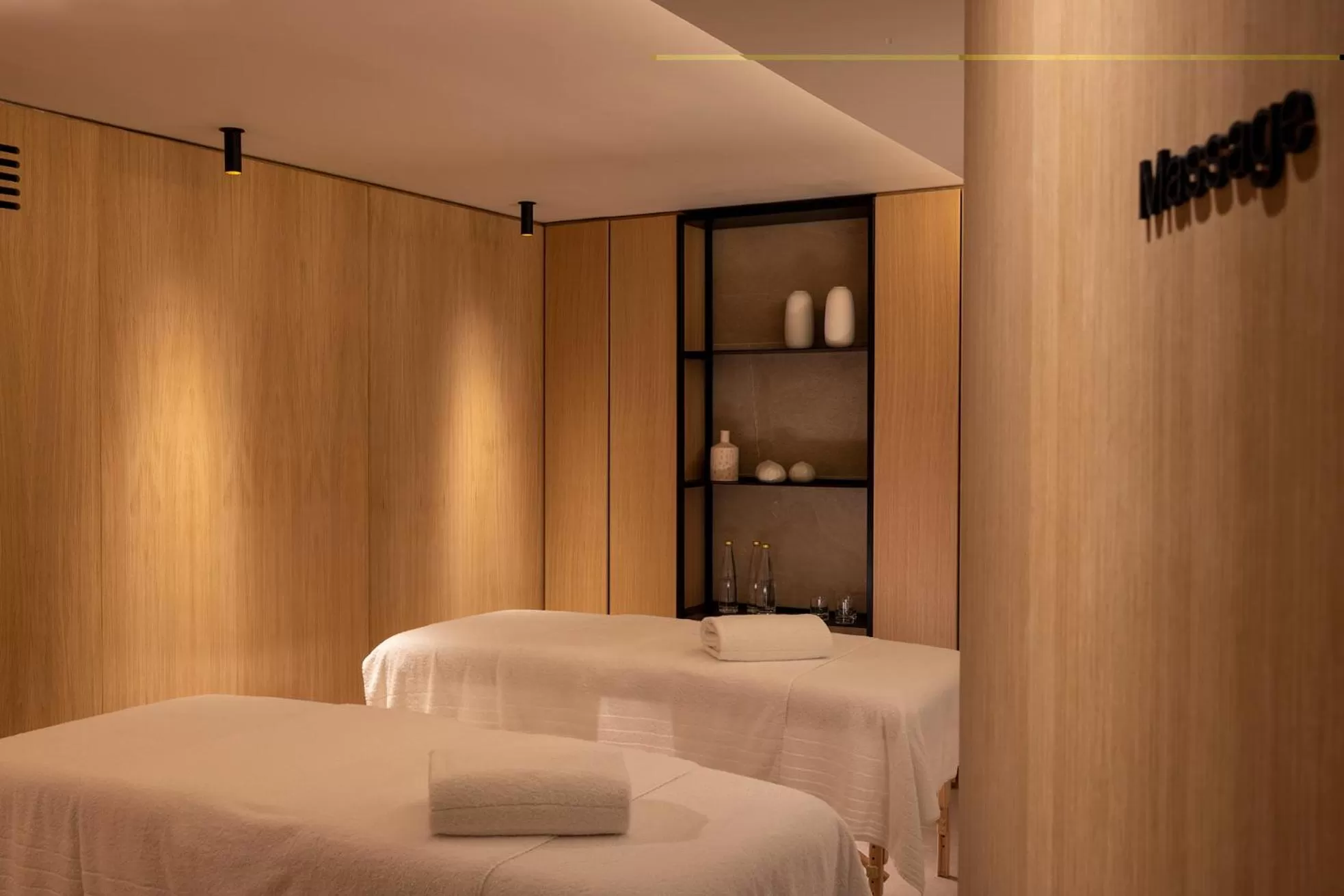 Massage, Bed in Hôtel Esté