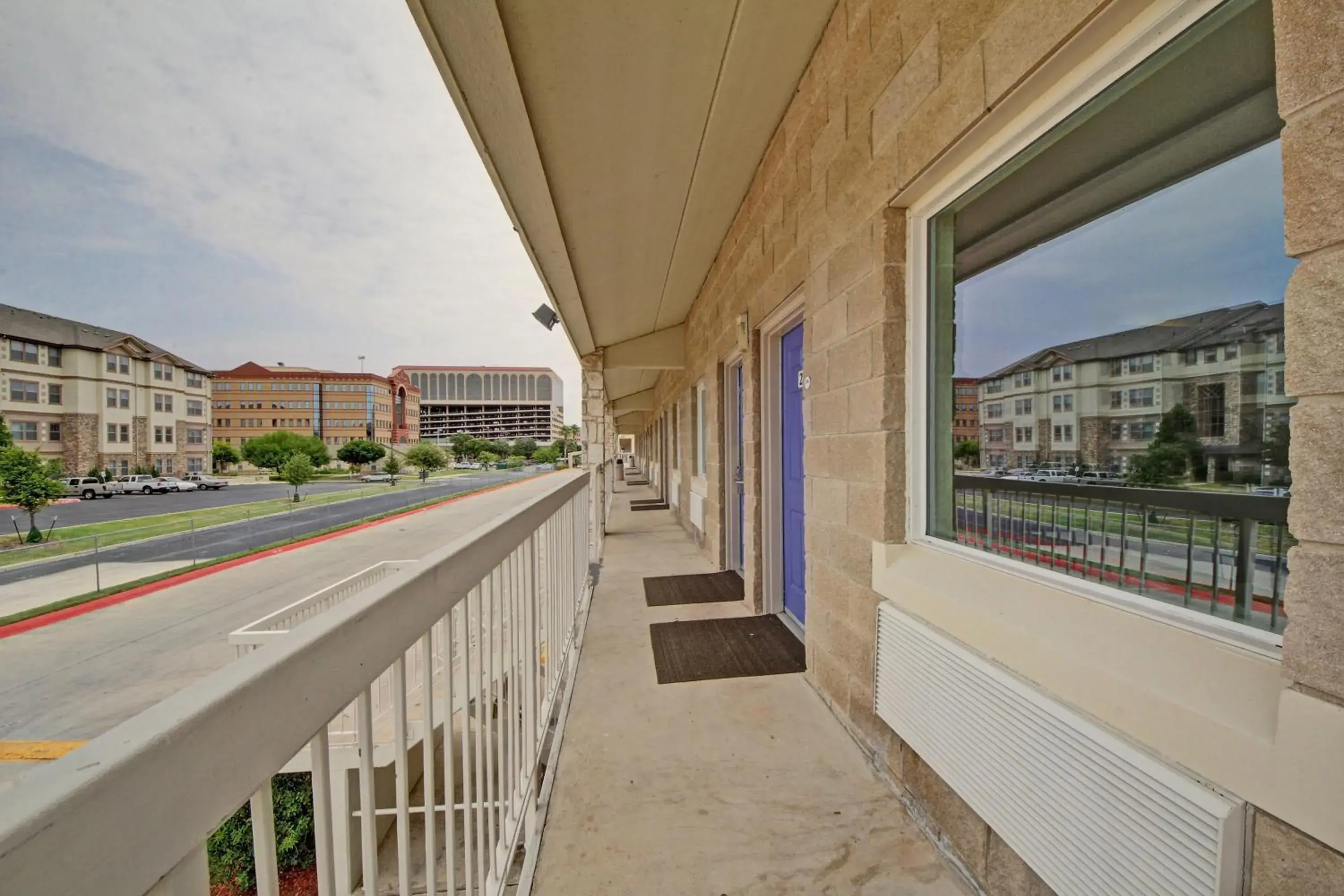 Facade/entrance, Balcony/Terrace in Motel 6-San Antonio, TX - Downtown - Market Square