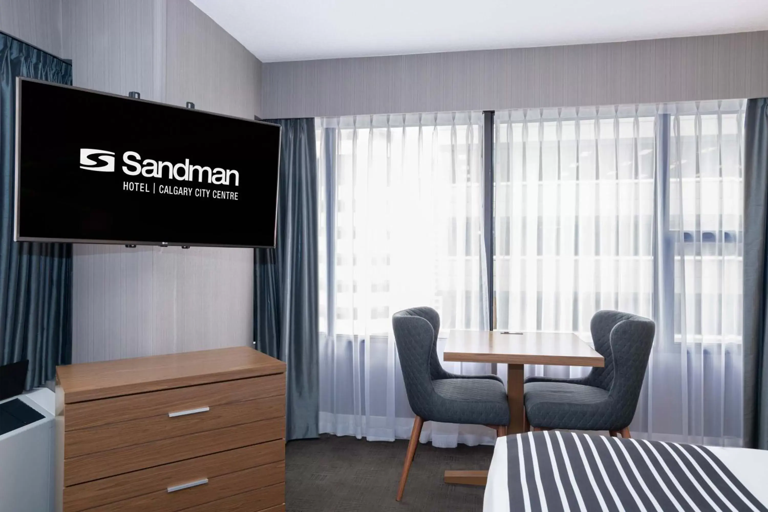 Photo of the whole room in Sandman Signature Calgary Downtown Hotel