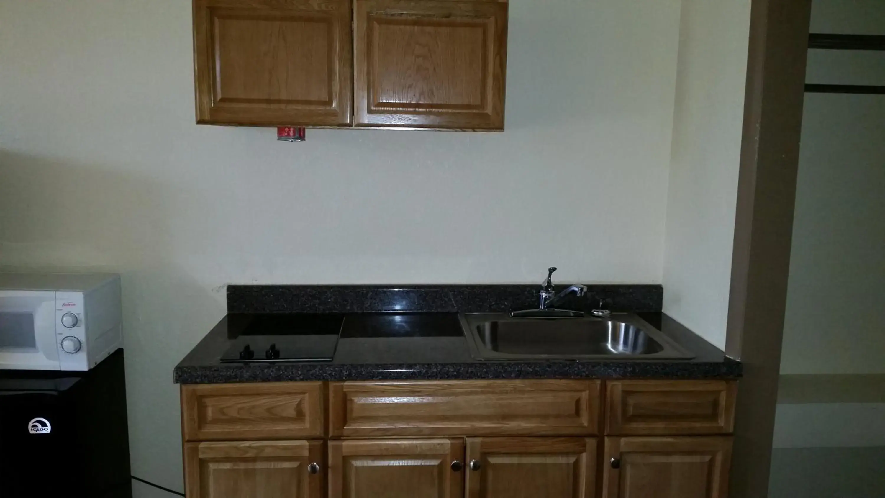 Kitchen or kitchenette, Kitchen/Kitchenette in Americourt Extended Stays