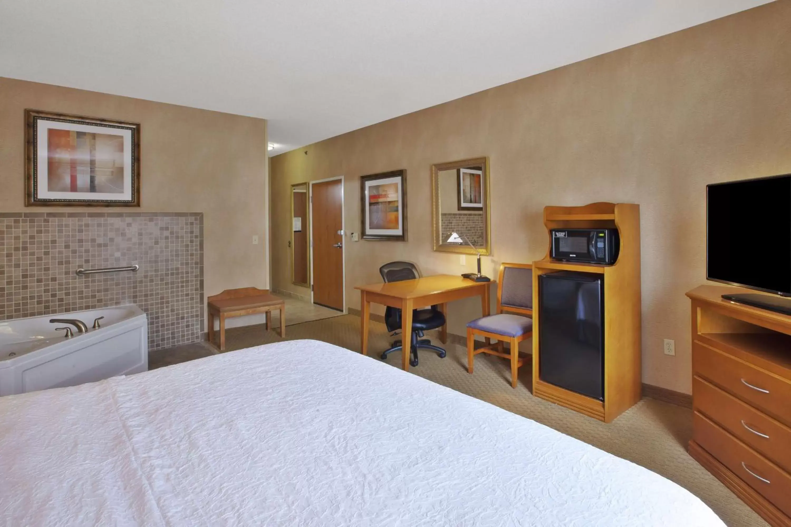 Bedroom, TV/Entertainment Center in Hampton Inn Detroit - Shelby Township