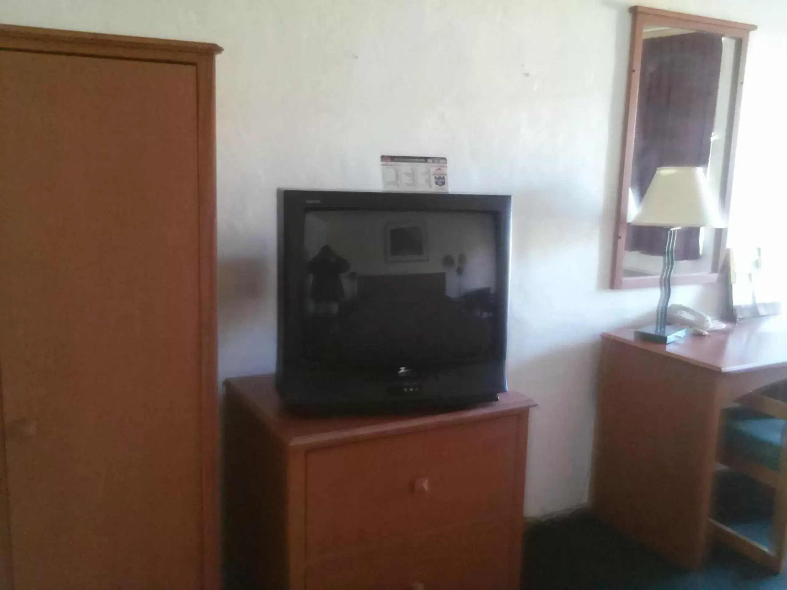 TV and multimedia, TV/Entertainment Center in Knights Inn Wendover
