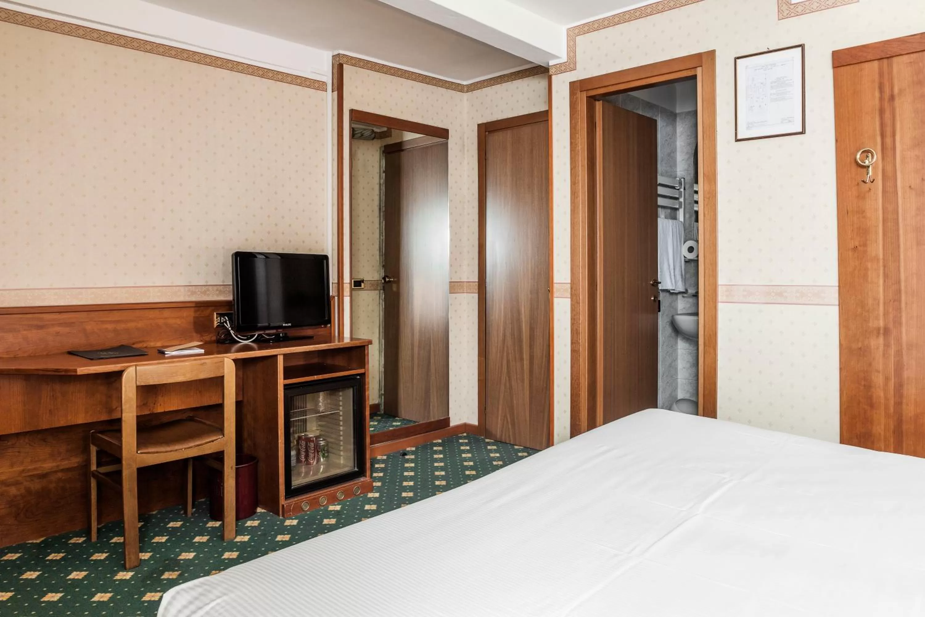 TV and multimedia, Bed in Hotel Des Etrangers