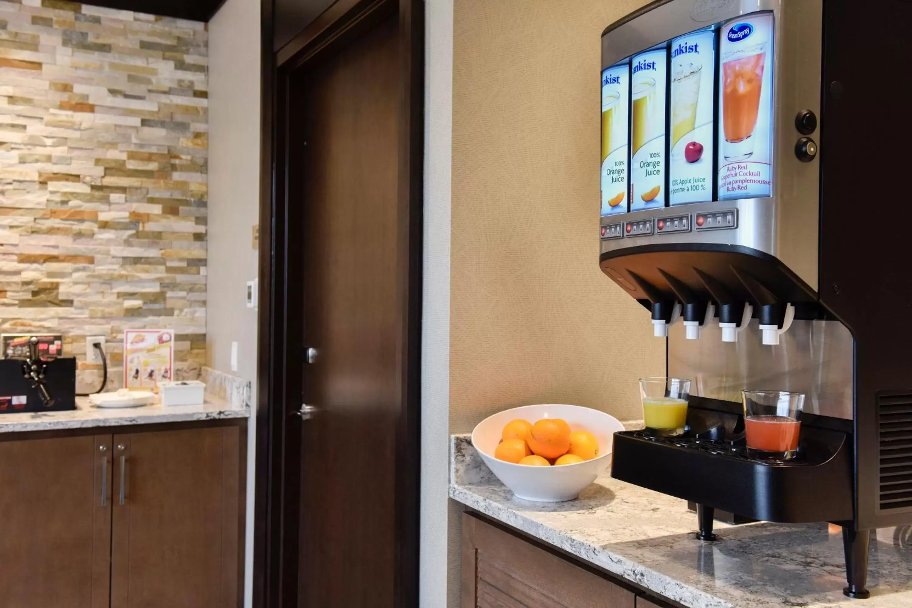 Breakfast, Kitchen/Kitchenette in Staybridge Suites - Waterloo - St. Jacobs Area