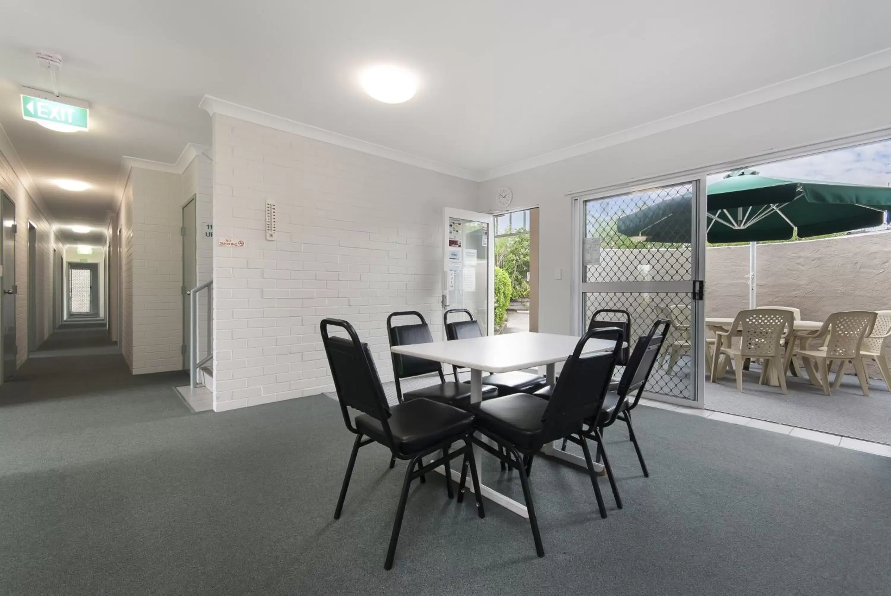 Patio, Dining Area in Herston Place Motel