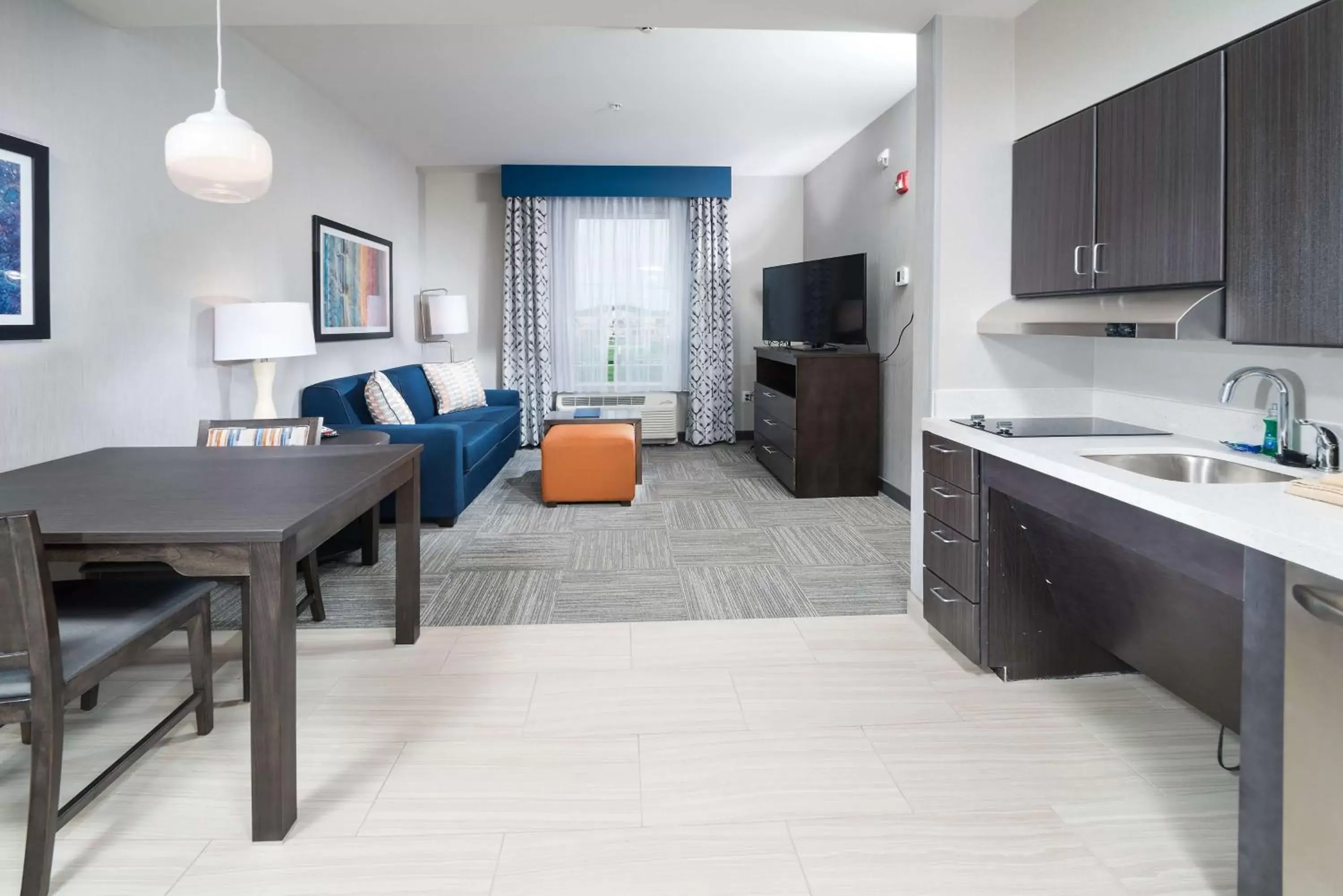 Bedroom, Kitchen/Kitchenette in Homewood Suites By Hilton Tulsa Catoosa
